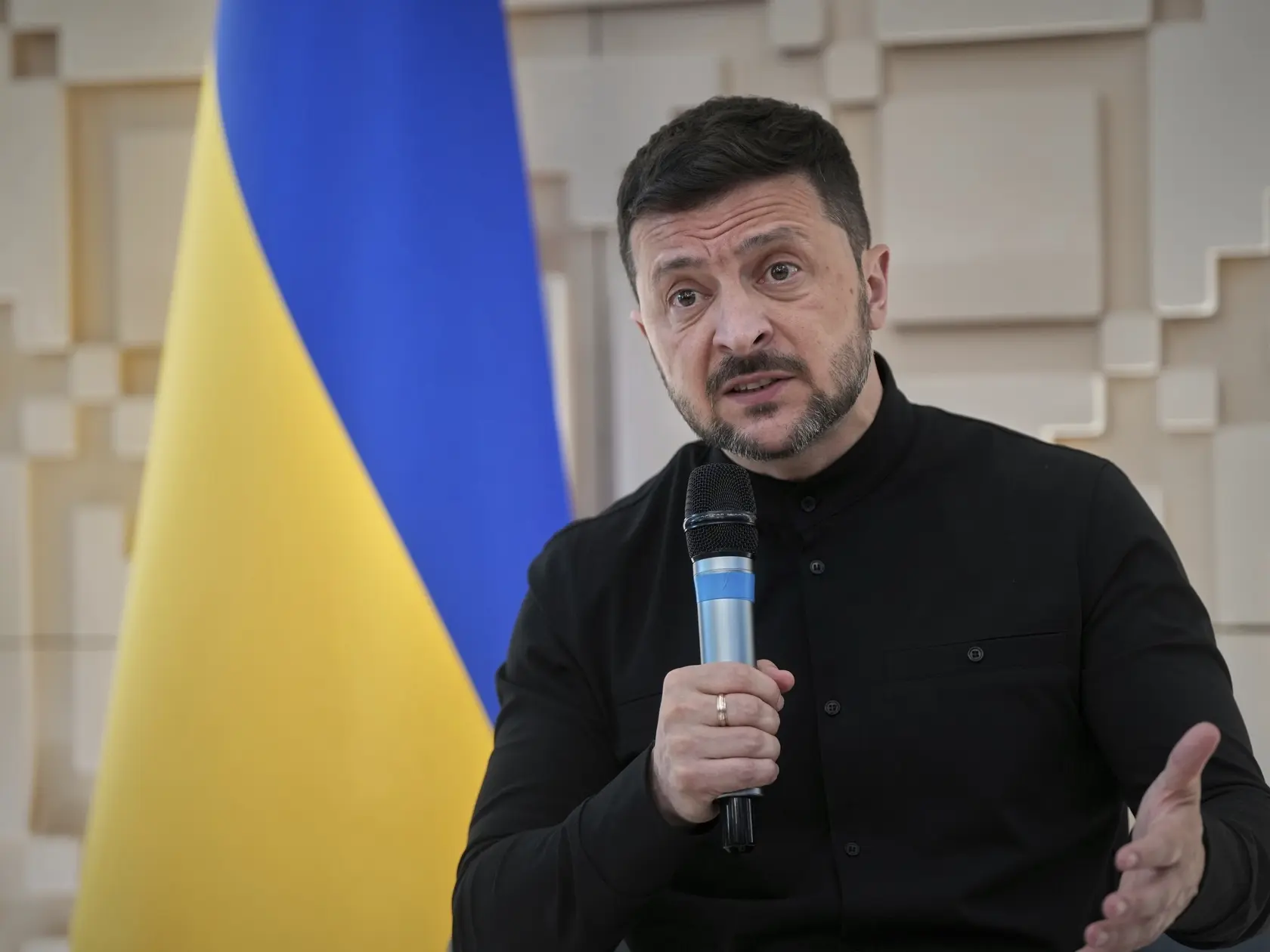 Na snímke ukrajinský prezident Volodymyr Zelenskyj odpovedá na otázky novinárov v tureckej Ankare 15. mája 2025.
