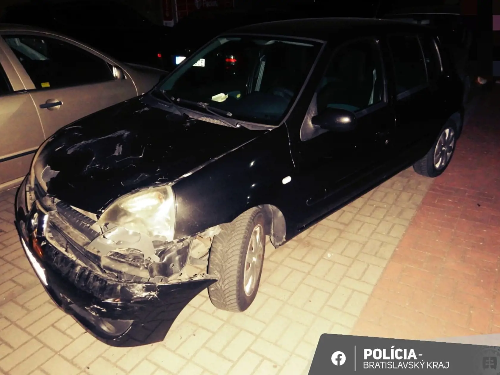 Vajdovej Volvo narazilo prednou časťou do tam zaparkovaného vozidla zn. Renault, ktoré bolo v dôsledku nárazu odrazené do za ním stojaceho vozidla zn. AUDI.