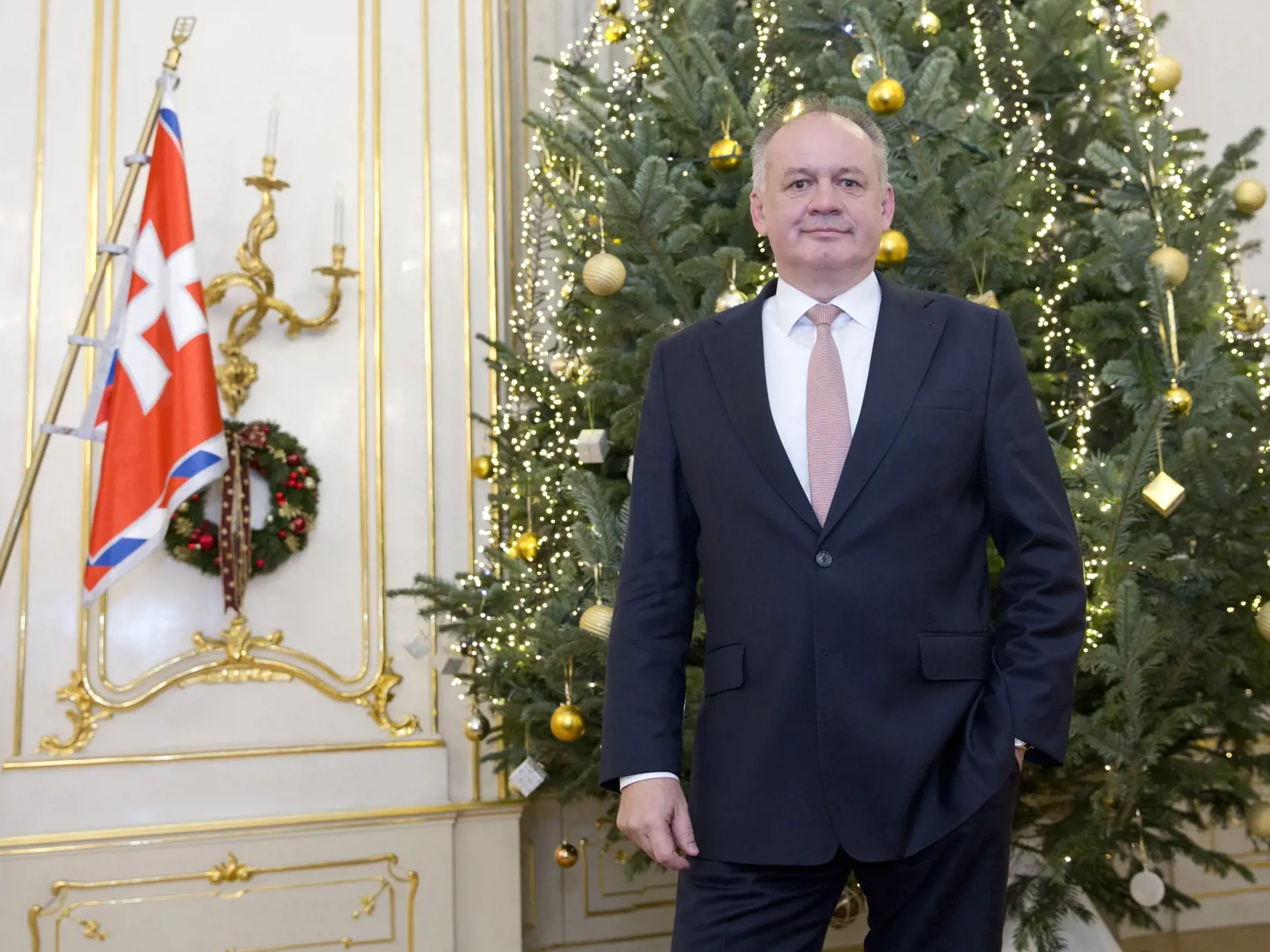 Prezident Andrej Kiska dnes naposledy vo svojej funkcii udelí štátne vyznamenania. 