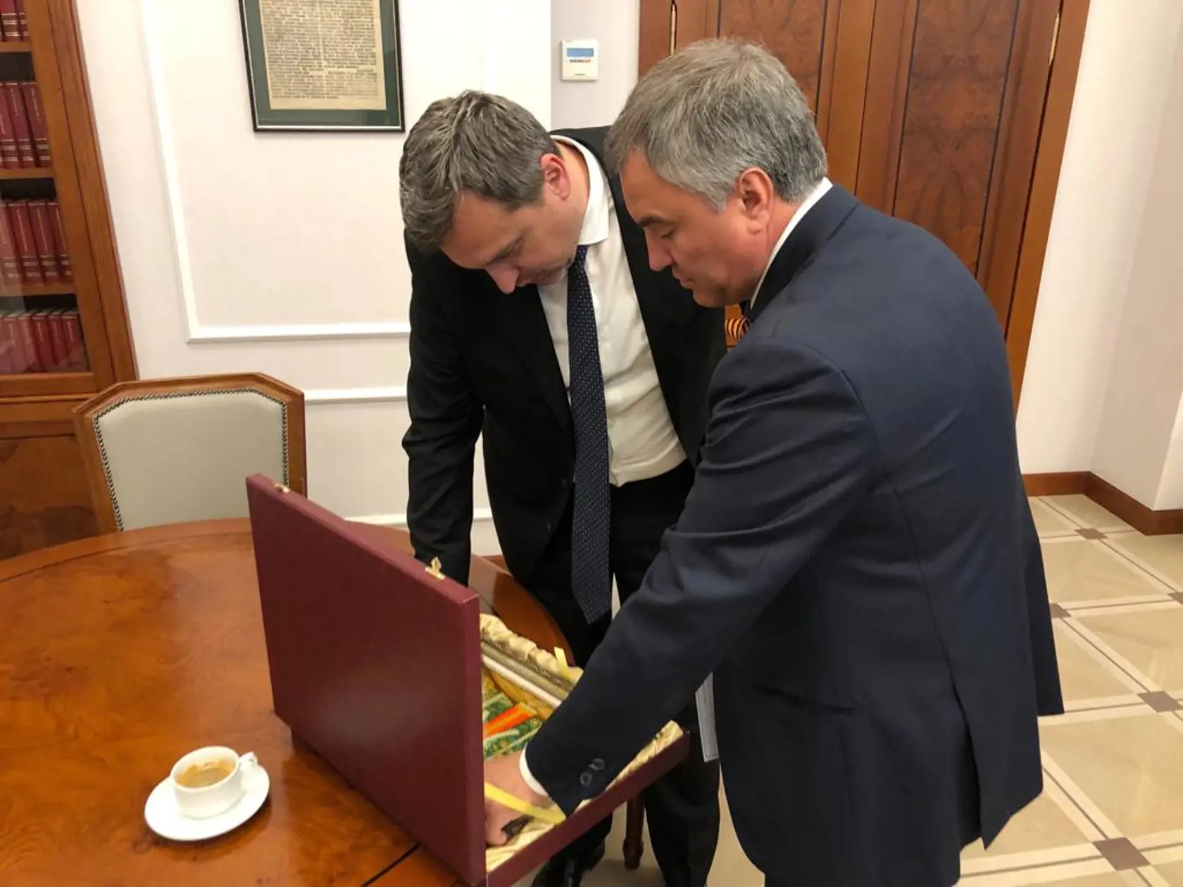 Andrej Danko dostal od Volodina dar - obraz, ktorý odkazuje na prvky slovanstva.