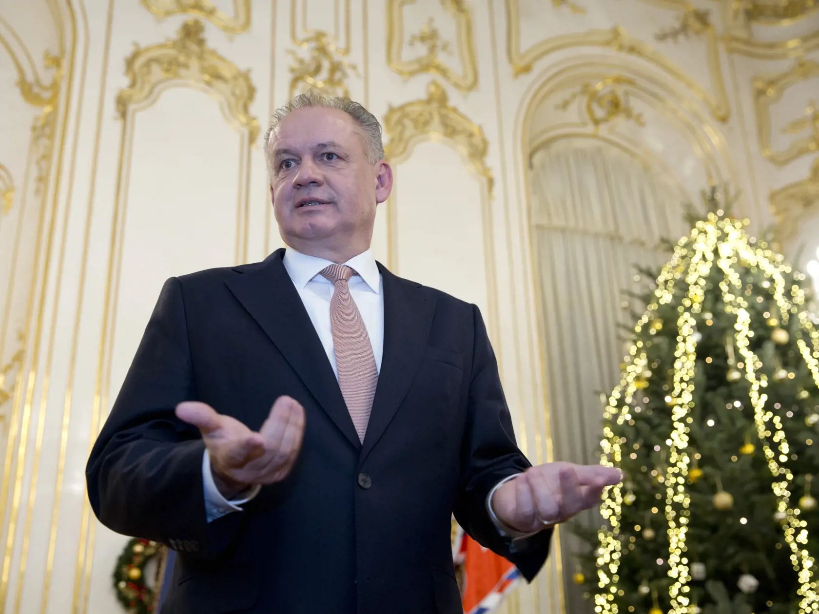 Prezident Andrej Kiska dnes naposledy vo svojej funkcii udelí štátne vyznamenania. 