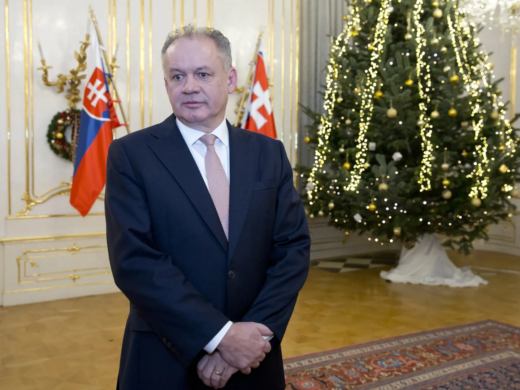 Prezident Andrej Kiska dnes naposledy vo svojej funkcii udelí štátne vyznamenania. 
