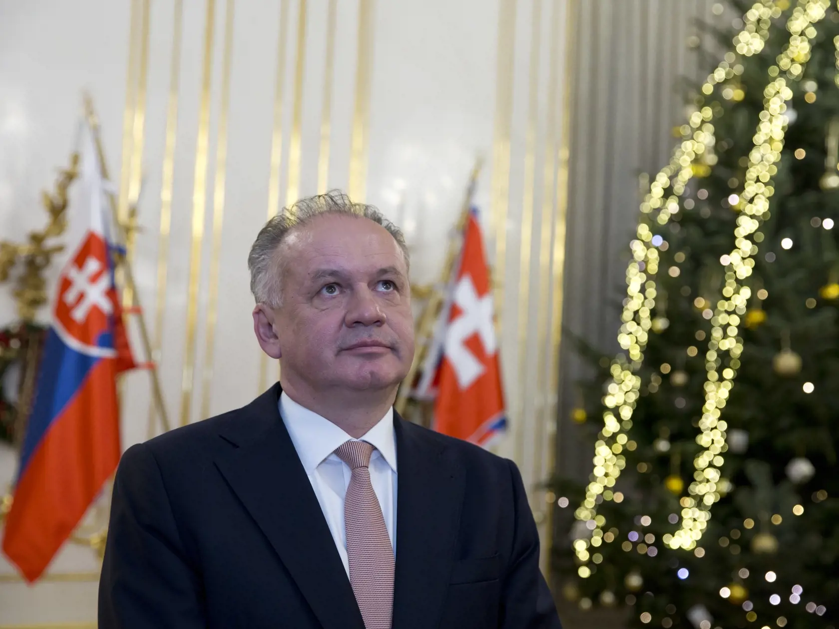 Prezident Andrej Kiska dnes naposledy vo svojej funkcii udelí štátne vyznamenania. 