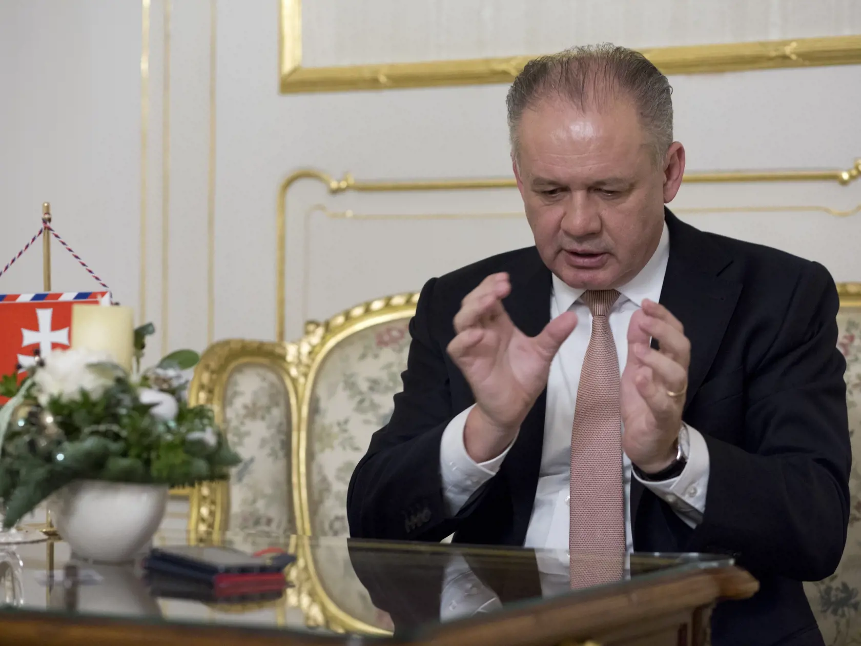 Prezident Andrej Kiska dnes naposledy vo svojej funkcii udelí štátne vyznamenania. 