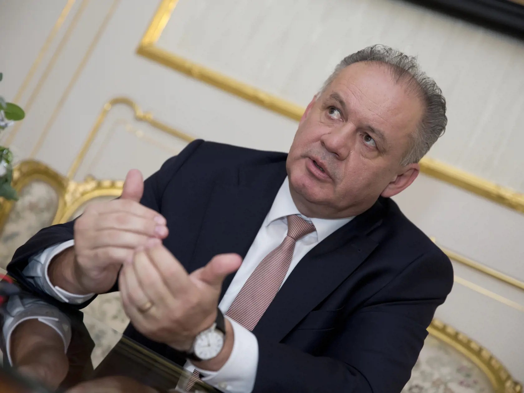 Prezident Andrej Kiska dnes naposledy vo svojej funkcii udelí štátne vyznamenania. 