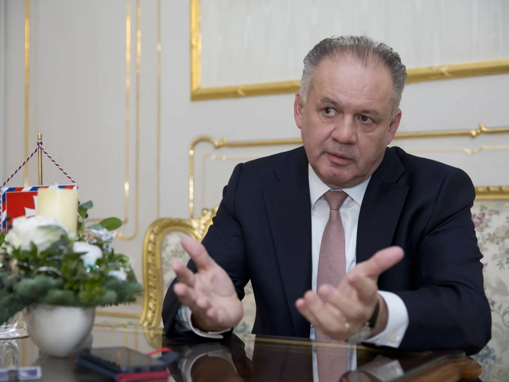Prezident Andrej Kiska dnes naposledy vo svojej funkcii udelí štátne vyznamenania. 