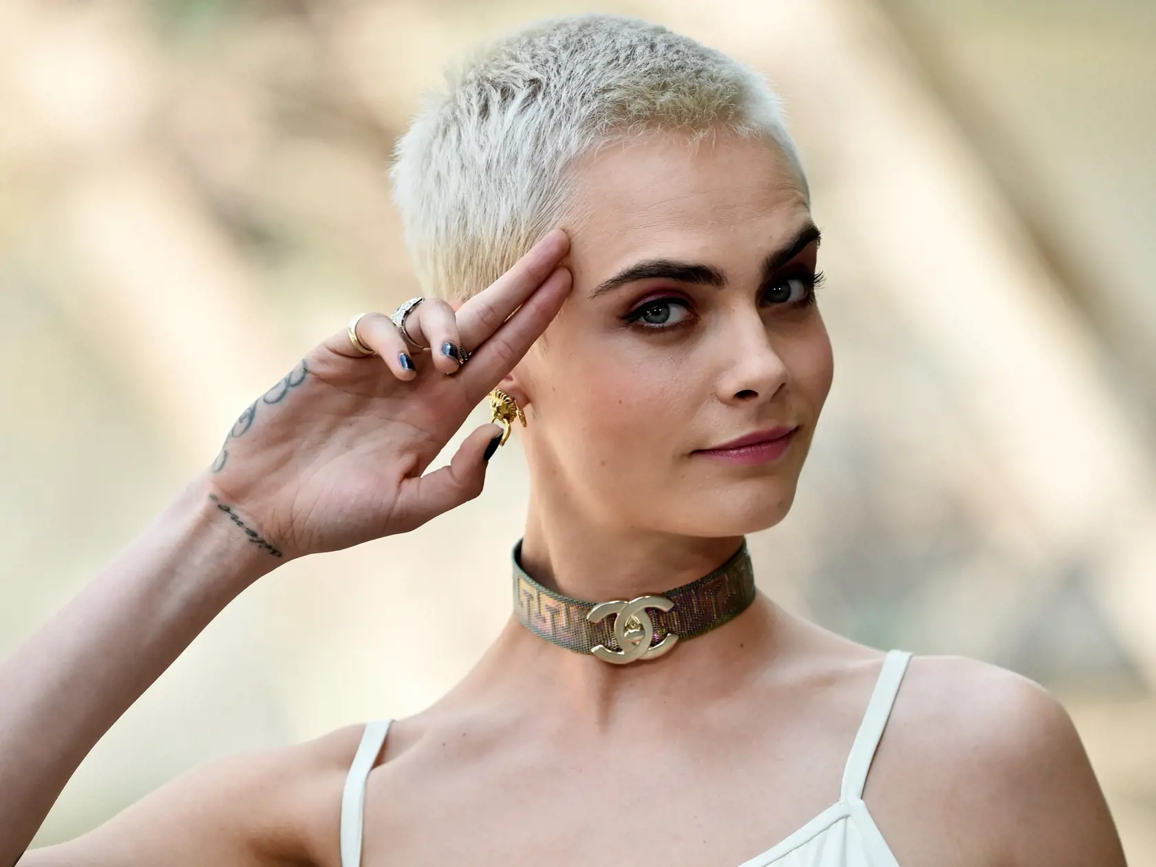 Modelka a herečka Cara Delevingne (29) si v roku 2021 kúpila dom v Los Angeles pripomínajúci jej vlastnú „krajinu zázrakov“. Nechýba v ňom miestnosť ako stvorená pre erotické hrátky, koncertná miestnosť, pokrová miestnosť či izba s ničím iným než malými loptičkami. Ani tieto extravagancie však nemajú na tunel v tvare vagíny, ktorého jeden koniec sa nachádza za tajnými dverami v stene a druhý ústi do kruhového otvoru zamaskovaného ako práčka.
