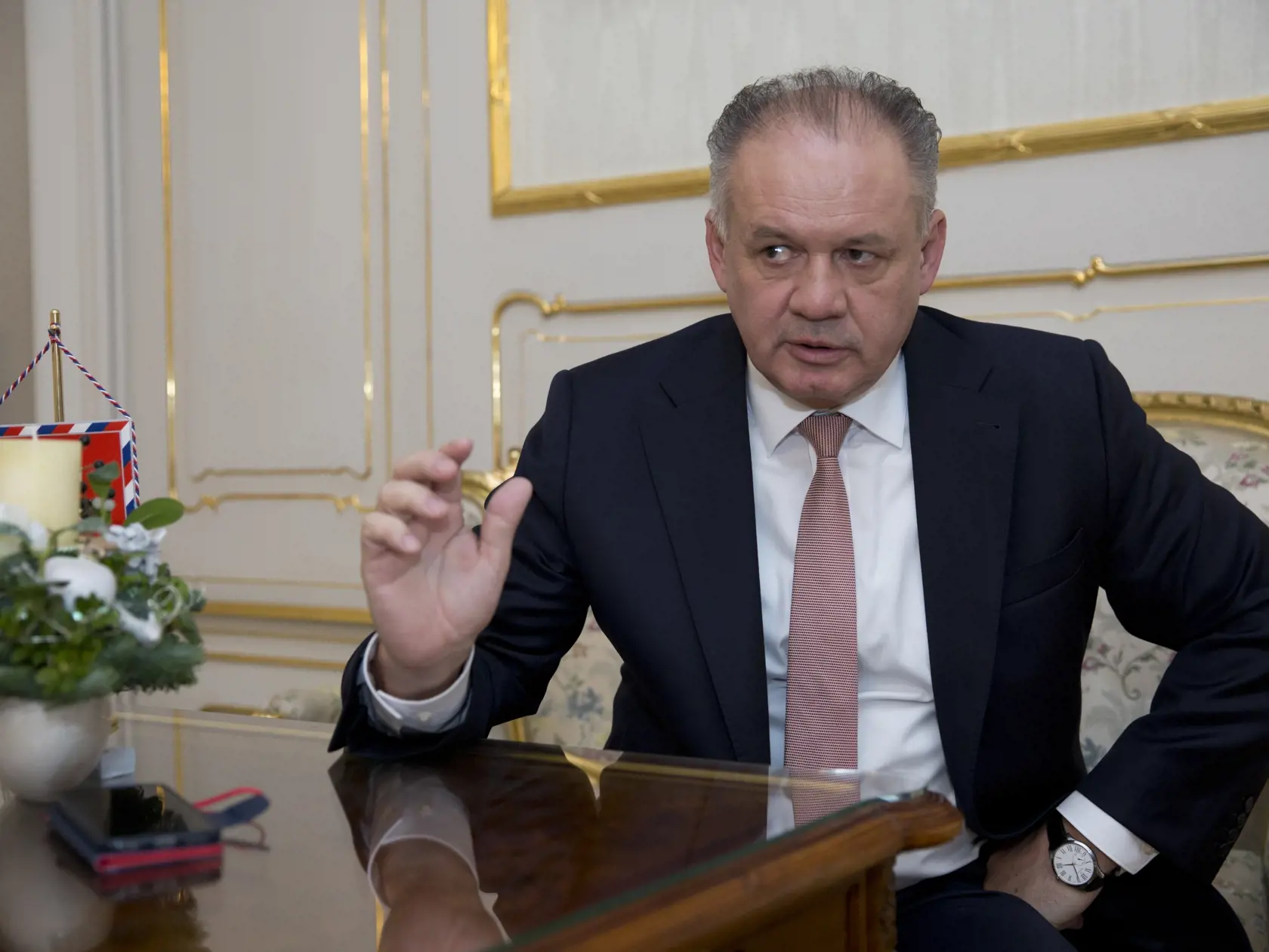 Prezident Andrej Kiska dnes naposledy vo svojej funkcii udelí štátne vyznamenania. 