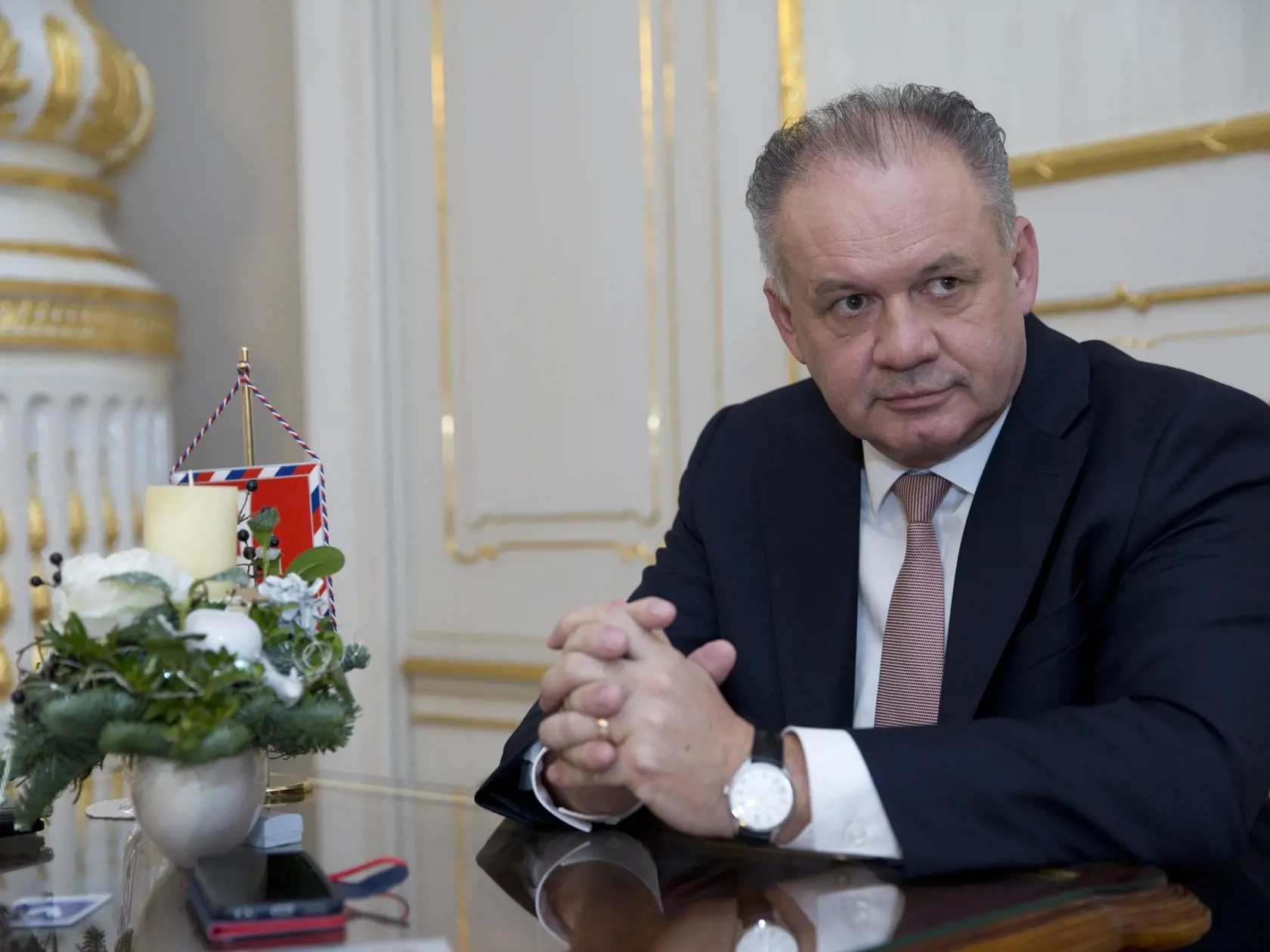 Prezident Andrej Kiska dnes naposledy vo svojej funkcii udelí štátne vyznamenania. 