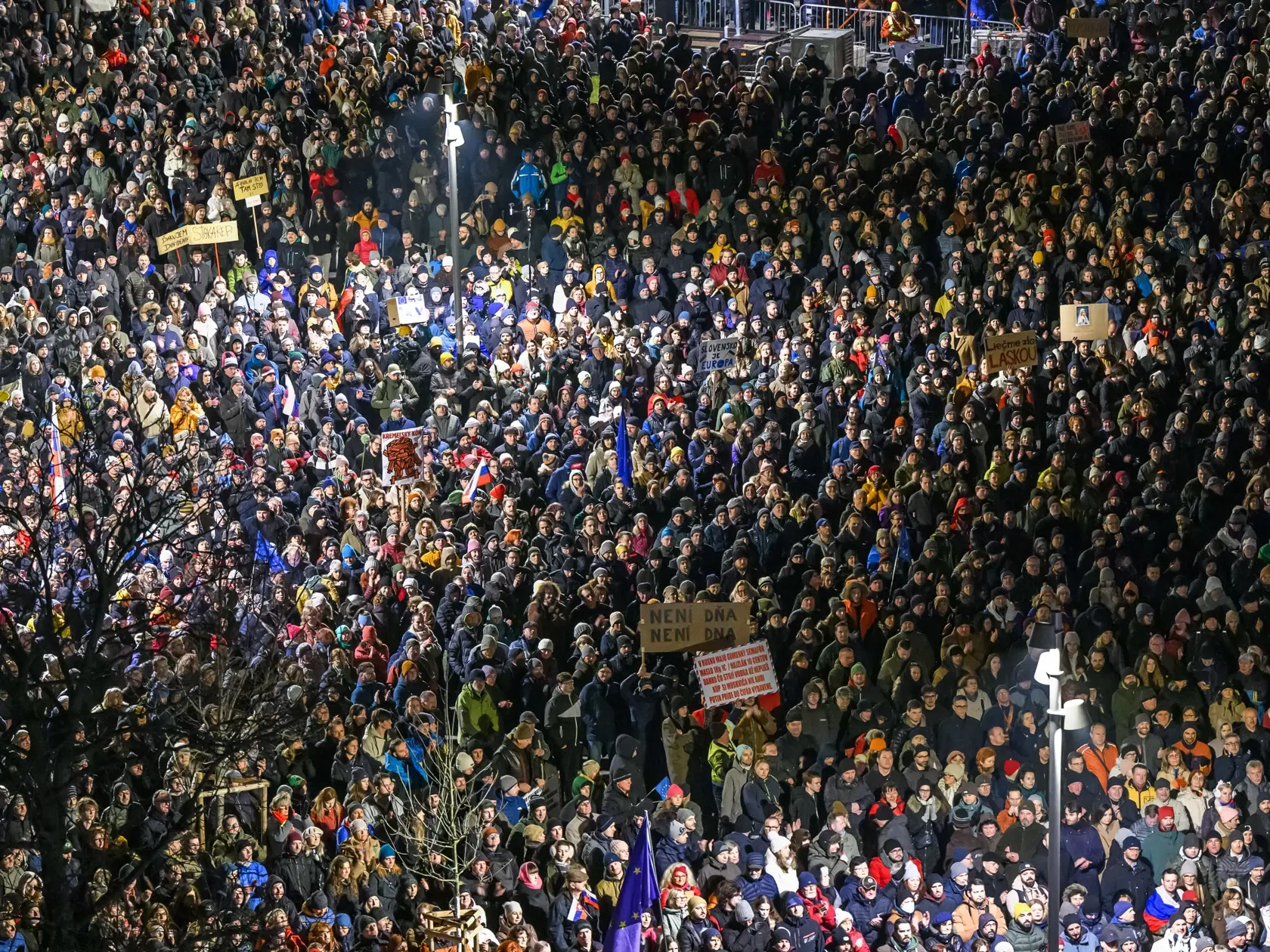 Na snímke pohľad z vrchu počas protivládneho zhromaždenia Slovensko je Európa na Námestí Slobody v Bratislave 24. januára 2025. Vo viacerých mestách Slovenska sa v piatok večer konajú protesty, ktorým cieľom je zdôrazniť, že Slovensko patrí do Európskej únie a Severoatlantickej aliancie. TASR o tom informovala Katarína Cíbiková z iniciatívy Mier Ukrajine. FOTO TASR - Jaroslav Novák