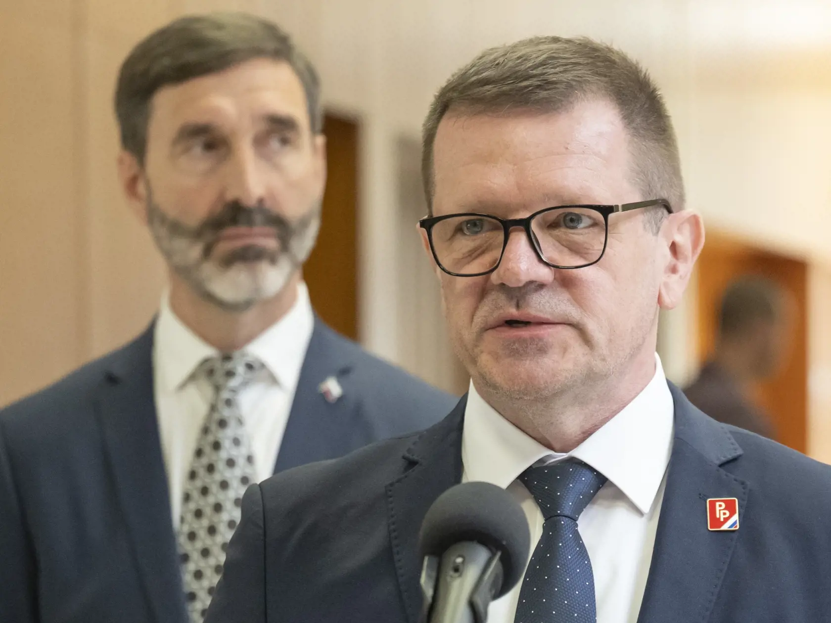 Na snímke zľava minister zahraničných vecí a európskych záležitostí Juraj Blanár (Smer-SD) a  podpredseda vlády pre Plán obnovy a odolnosti a využívanie eurofondov Peter Kmec (Hlas-SD) počas vyhlásenia po ukončení 24. zasadnutia Vlády SR v Bratislave v stredu 20. marca 2024. FOTO TASR - Martin Baumann