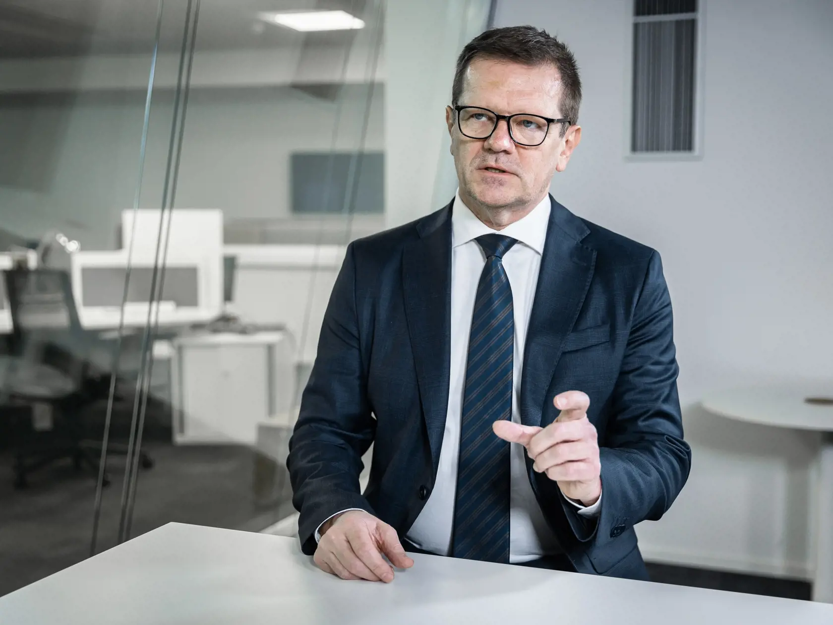 Diskusná relácia "Karty na stôl", ktorej hosťom bol Peter Kmec.