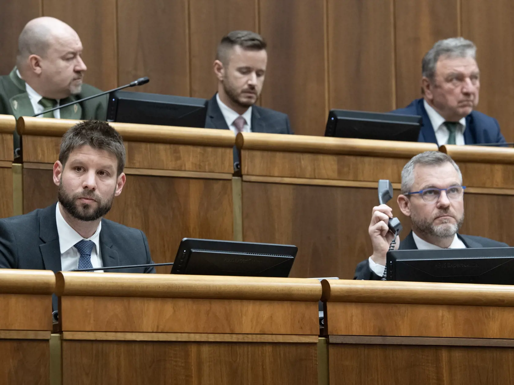 Na snímke dolný rad sprava predseda Národnej rady (NR) SR Peter Pellegrini (Hlas-SD) a podpredseda parlamentu Michal Šimečka (PS) sedia v rokovacej sále pred hlasovaním o návrhu na skrátené konanie o novele Trestného zákona v Bratislave vo štvrtok 25. januára 2024. Poslanci parlamentu budú o novele Trestného zákona rokovať v skrátenom legislatívnom konaní. Rozhodli o tom vo štvrtkovom hlasovaní. O návrhu na skrátené konanie diskutovali od 8. januára. Novela predpokladá zrušenie Úradu špeciálnej 