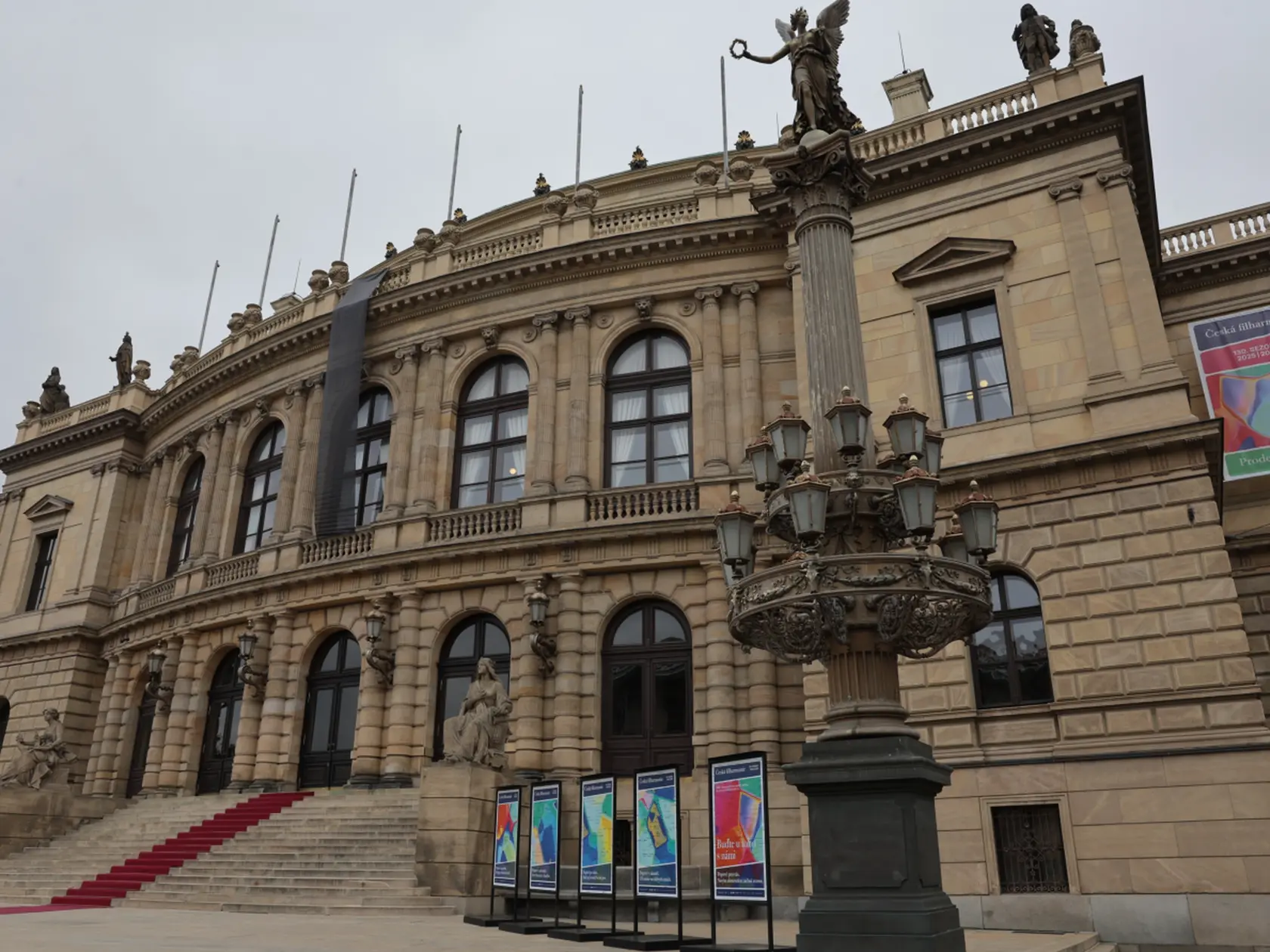 Posledná rozlúčka s Jiřím Bartoškom (†78) v pražskom Rudolfine. Schody pokrýva červený koberec. 