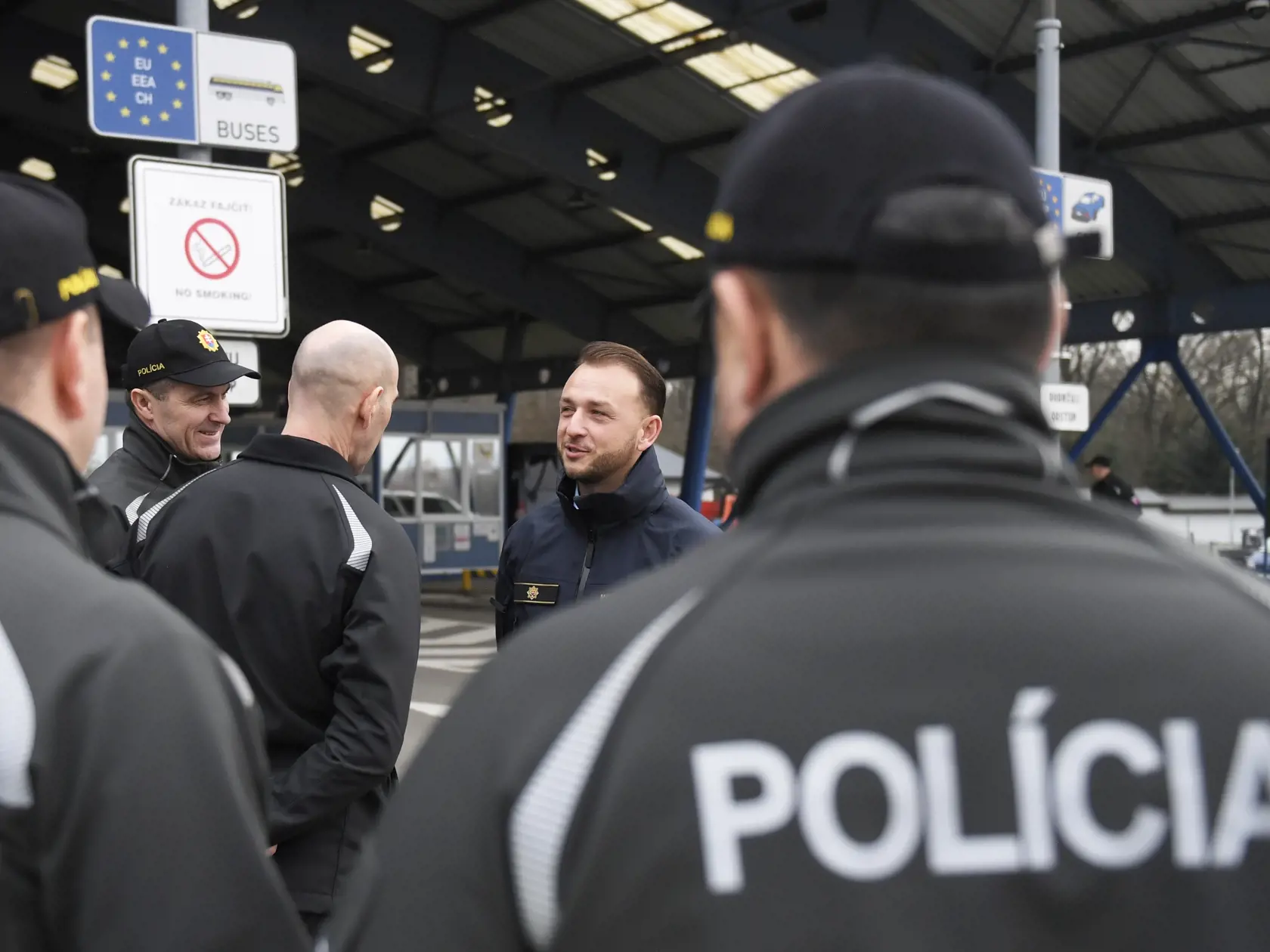 Na snímke uprostred minister vnútra SR Matúš Šutaj Eštok (Hlas-SD) počas odovzdania vozidiel typu pick up OFF ROAD na hraničnom priechode Vyšné Nemecké 28. februára 2024. FOTO TASR – František Iván