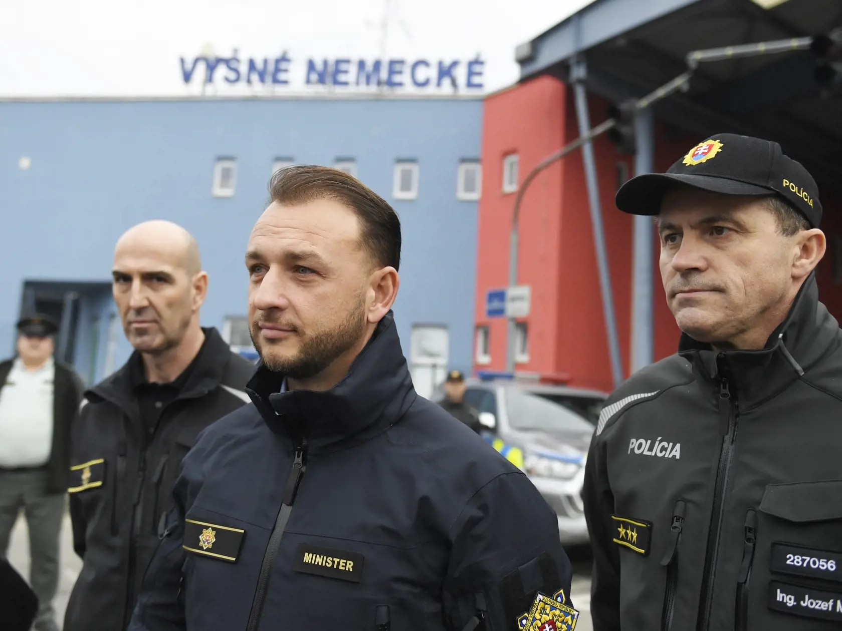 Na snímke zľava poradca ministra vnútra pre vnútornú bezpečnosť Ladislav Csémi, minister vnútra SR Matúš Šutaj Eštok (Hlas-SD) a riaditeľ Úradu hraničnej a cudzineckej polície (ÚHCP) Prezídia PZ Jozef Masnica počas tlačovej konferencie na hraničnom priechode Vyšné Nemecké 28. februára 2024 na tému Zvyšovanie bezpečnosti na vonkajšej hranici Schengenu je našou prioritou. FOTO TASR – František Iván