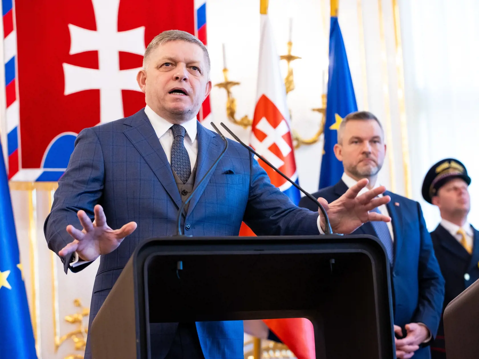 Stretnutie politických strán k zahraničnopolitickej orientácii Slovenska s prezidentom SR v prezidentskom paláci. Na snímke je predseda vlády SR Robert Fico a prezident SR Peter Pellegrini.