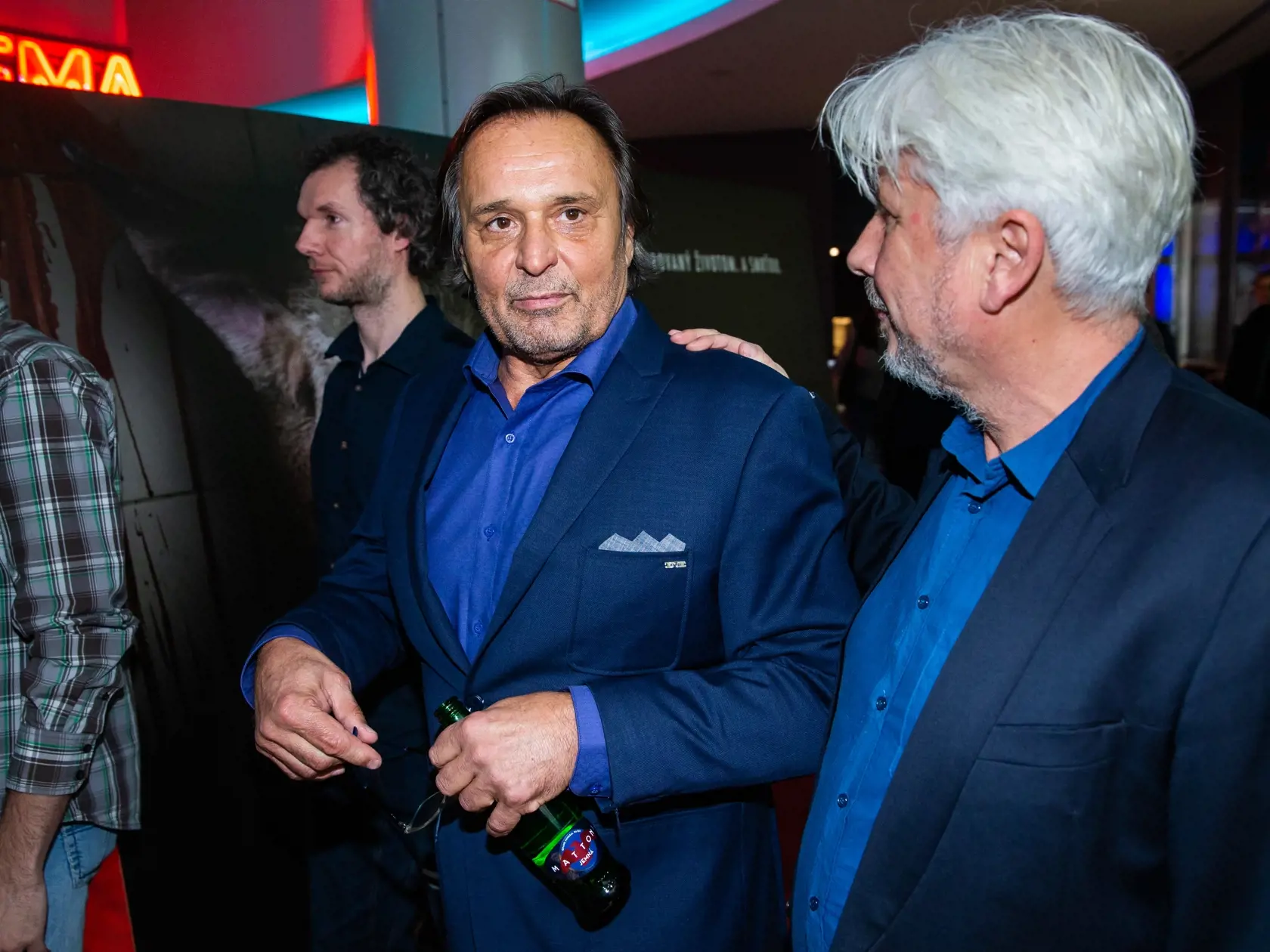 Premiéra slovenského filmu "Sviňa" v jednom z bratislavských nákupných centier. Na snímke Jozef Vajda a Rudolf Biermann. 