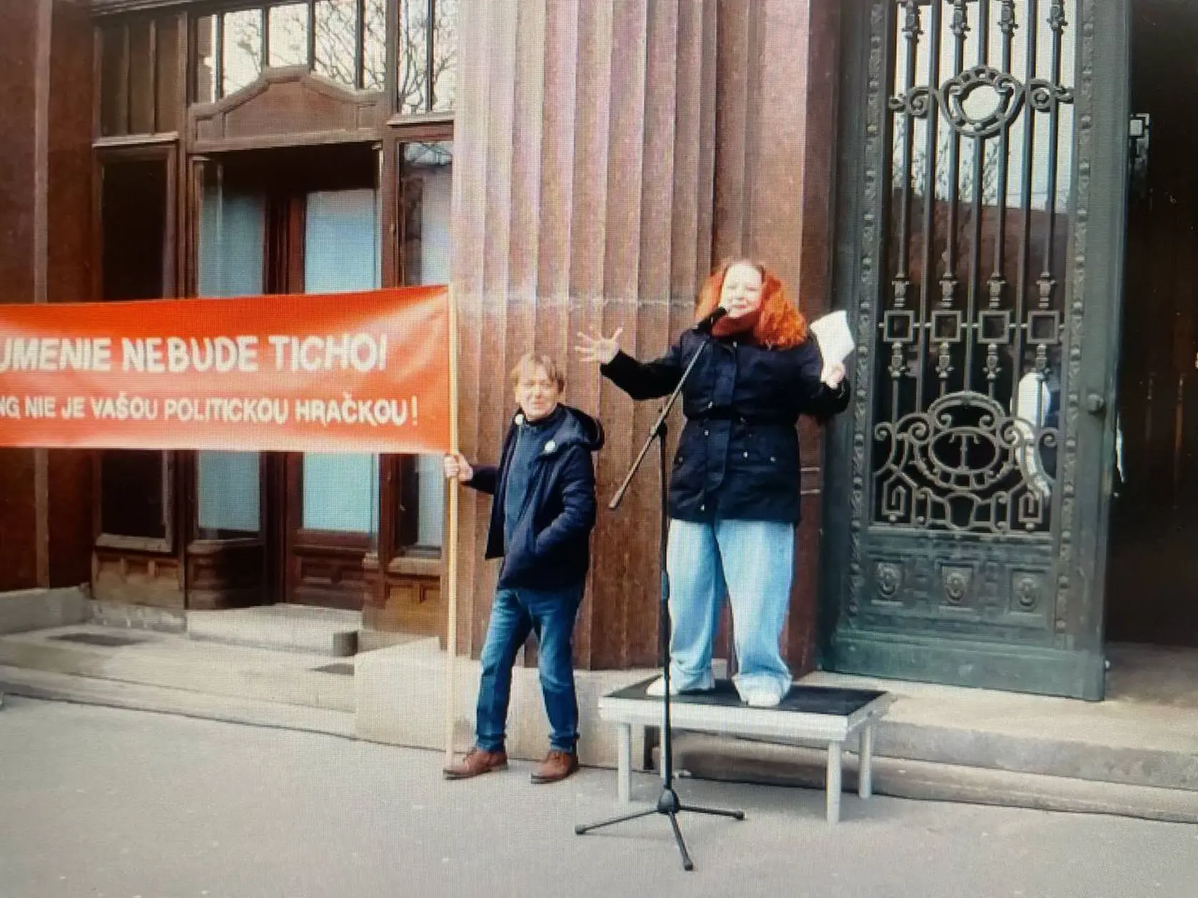 „Hukot a piskot, ktorý si, mimochodom, púšťajú z reproduktorov, musia počúvať nielen zamestnanci MK SR, ktorí sa snažia pracovať, ale aj celé námestie SNP, kde sídli aj hlavná pošta a rôzne organizácie a firmy," komentovala protesty štvrtokové (10.4.) pred rezortom kultúry ministerka Martina Šimkovičová.