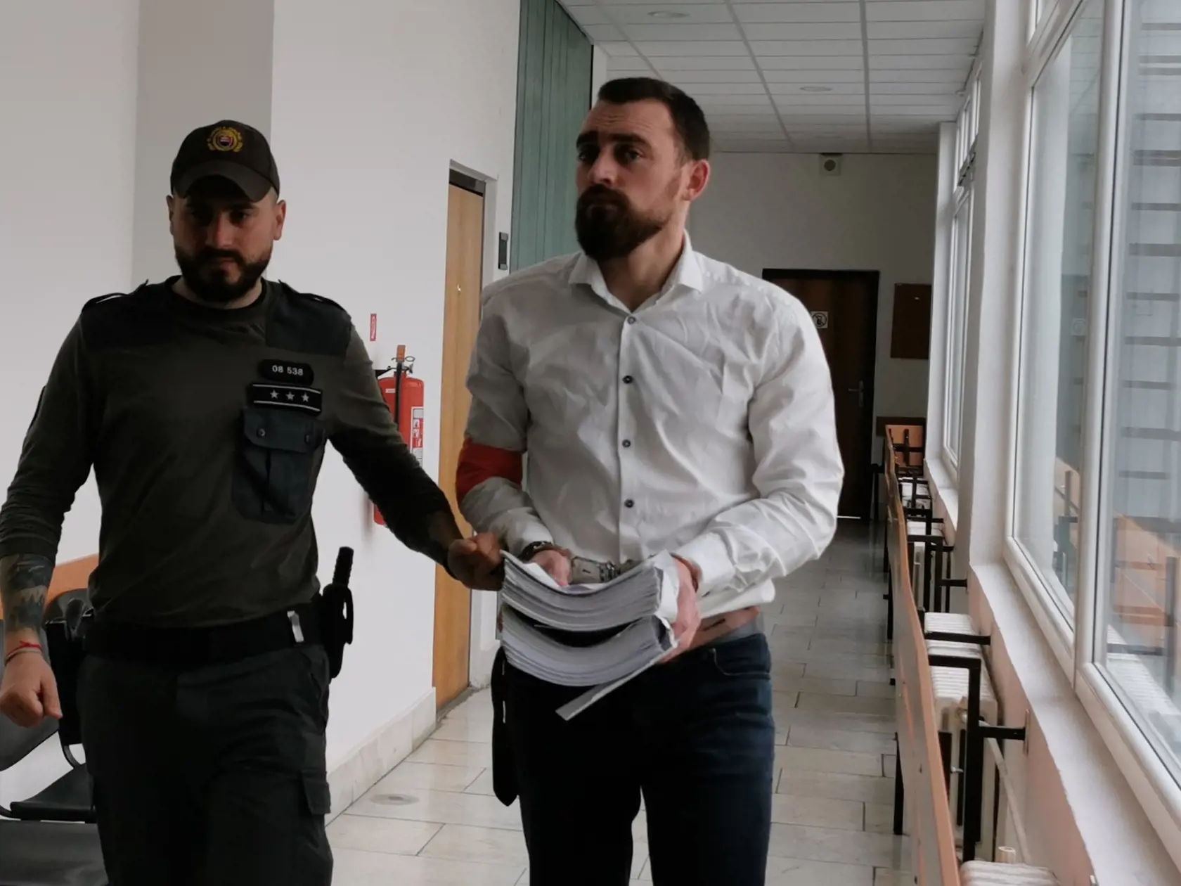 Finančný poradca Andrej N. Prišiel na Okresný súd v Trenčíne vkusne oblečený, učesaný, s upravenou bradou. Nečudo, že mal podľa obvinenia tak zapôsobiť na 27 ľudí, ktorých mal obrať o neuveriteľnú sumu, takmer 700-tisíc eur.