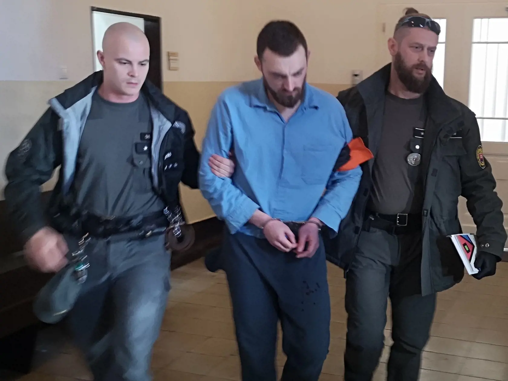 Väzenskí dozorcovia zrejme budú mať čo vysvetľovať, obžalovaný sa im na toalete súdu niekoľkokrát porezal žiletkou. Pritom už v minulosti niečo podobné spravil.