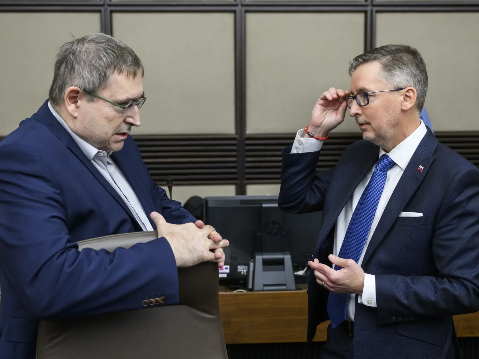 18. októbra 2023: Zľava dočasne poverený minister školstva, vedy, výskumu a športu SR SR Daniel Bútora a dočasne poverený minister hospodárstva SR Peter Dovhun diskutujú počas 20. rokovania vlády SR v Bratislave.