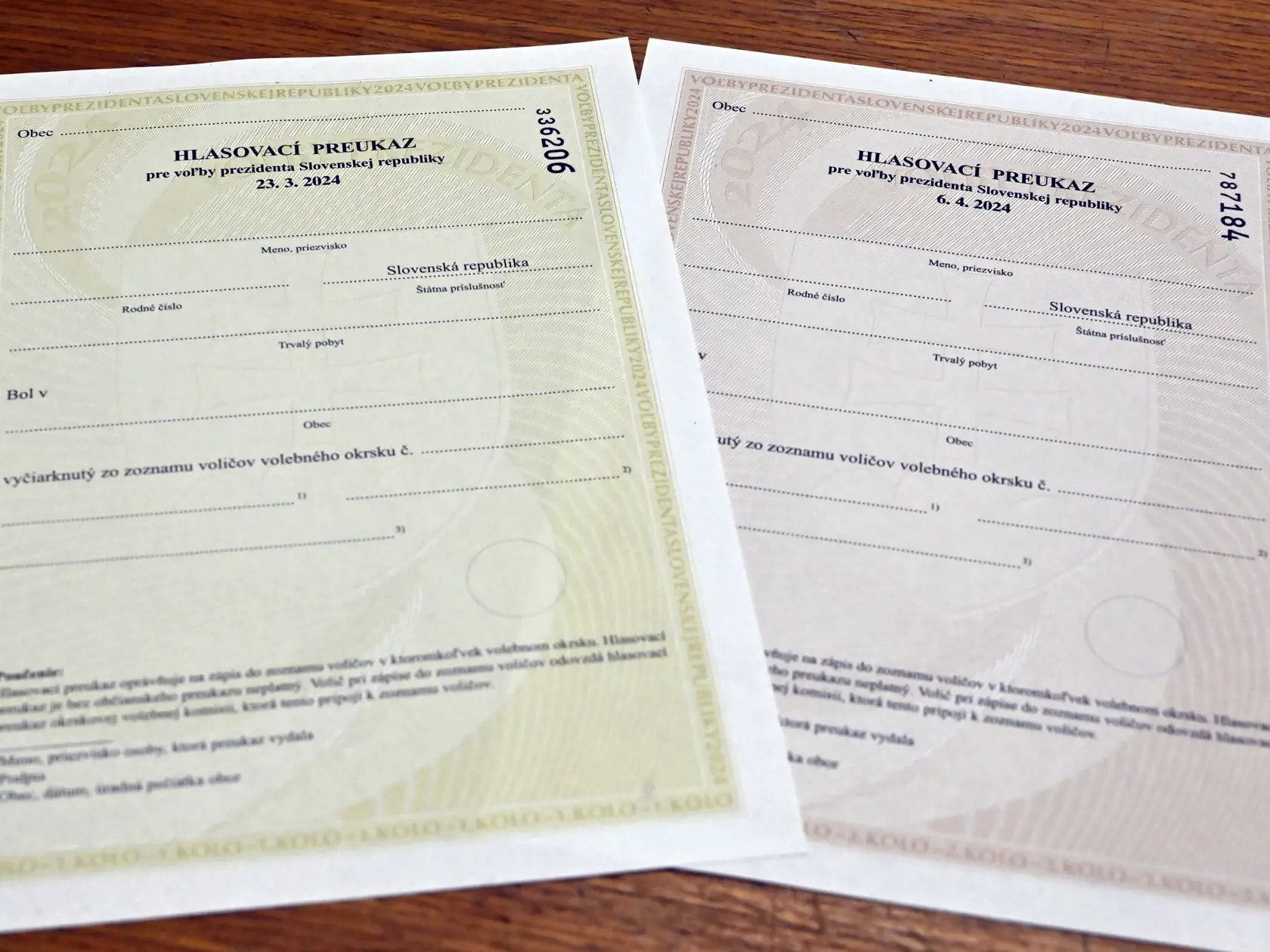 Obce a mestá od stredy 7. februára začínajú vydávať hlasovacie preukazy určené pre voličov, ktorí v deň prezidentských volieb nebudú môcť voliť v mieste svojho trvalého bydliska. S preukazom môžu voliť kdekoľvek na Slovensku. Požiadať oň sa dá osobne, listom aj cez e-mail. Volič môže naraz požiadať o hlasovacie preukazy na obe kolá volieb, musí to však v žiadosti zreteľne uviesť. Na snímke hlasovacie preukazy pre voľby prezidenta SR na prvé a druhé kolo 7. februára v Michalovciach. FOTO TASR - R