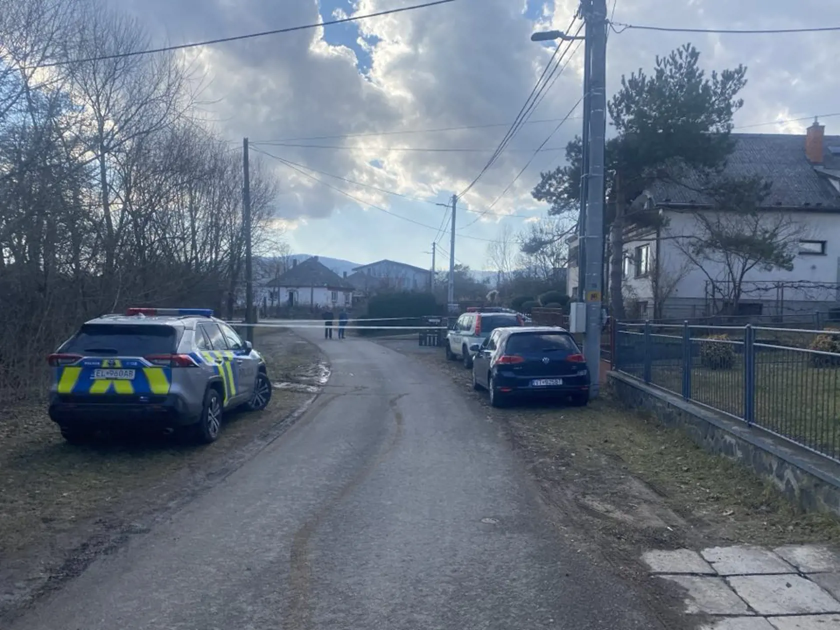 Zásah polícia v rodinnom dome v Sačurove, kde sa muž vyhrážal exmanželke zabitím.