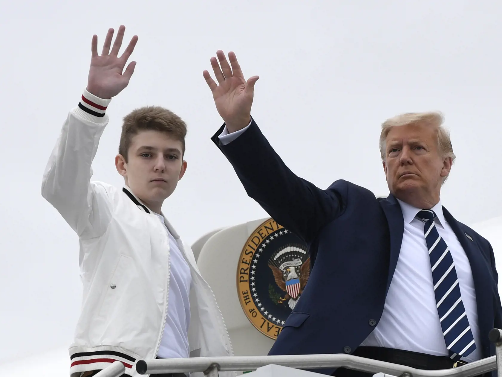 Na archívnej snímke zo 16. augusta 2020 americký prezident Donald Trump a jeho syn Barron Trump v Morristowne.