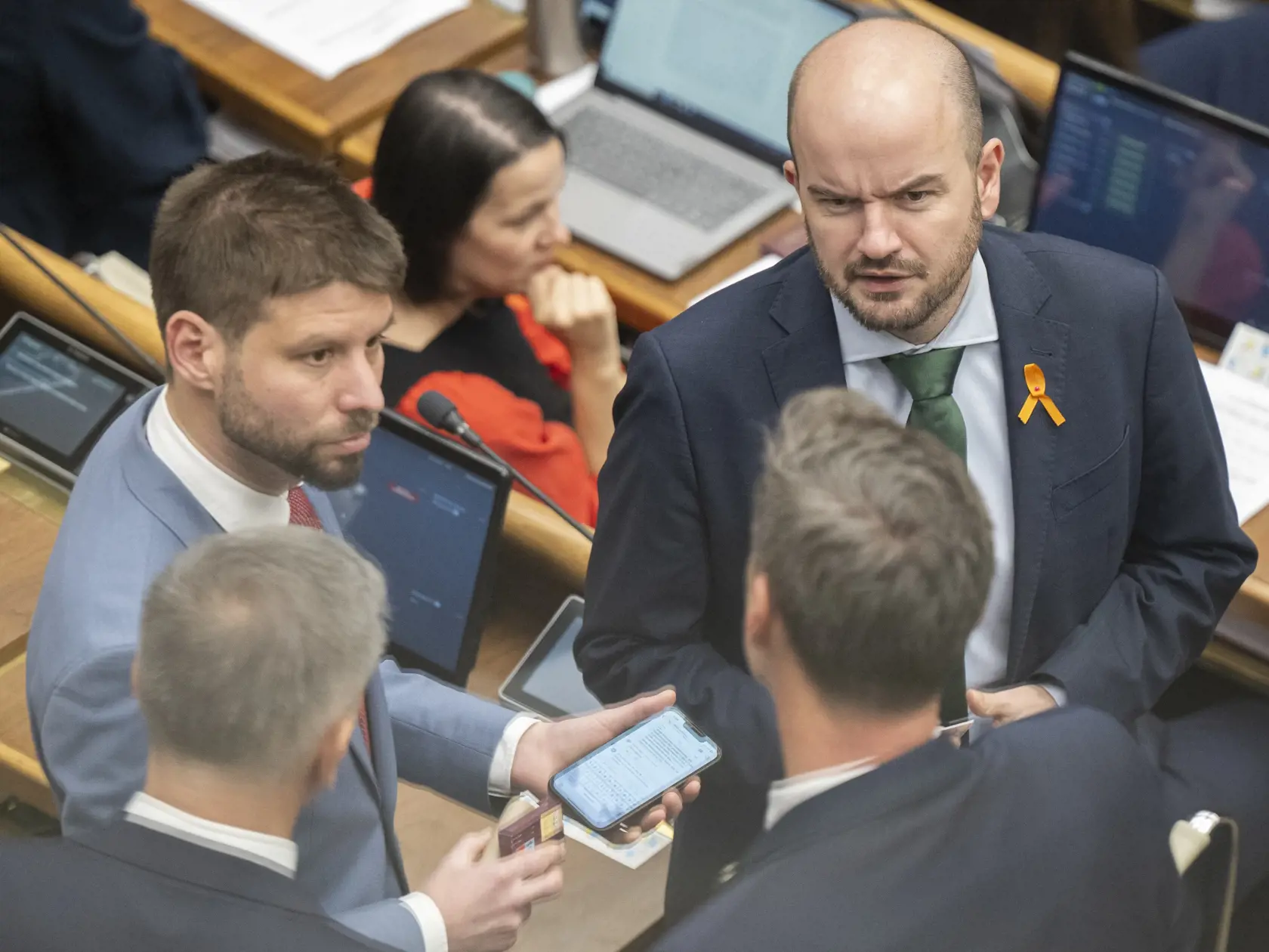 Na snímke poslanci NR SR Michal Šimečka (vľavo) a Martin Dubéci (obaja PS) počas 23. schôdze NR SR v utorok 26. novembra 2024 v Bratislave. FOTO TASR - Martin Baumann