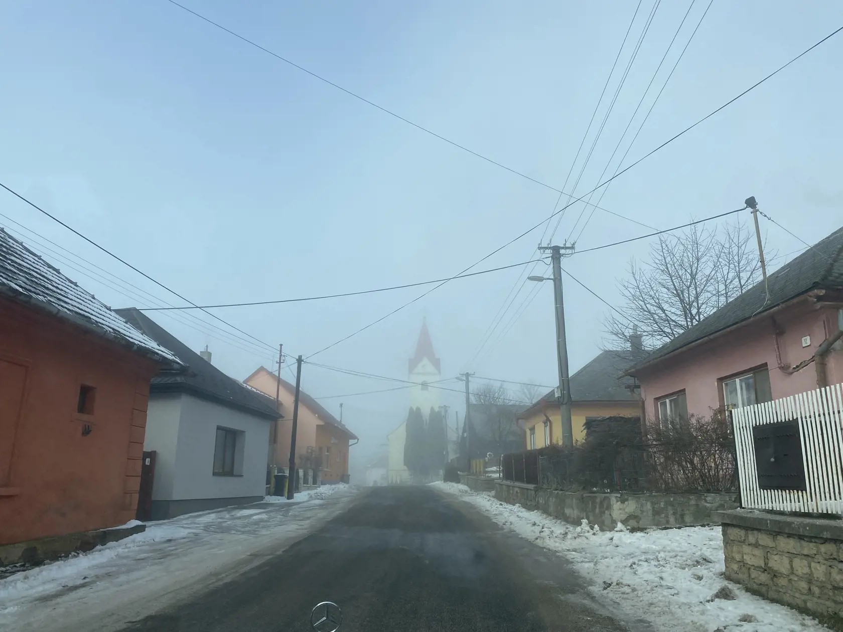 Obec Vojňany v Kežmarskom okrese. Tu postavil dom na otčimovom pozemku Ján Románek. Dedinčania zostali v šoku, keď zistili, že je usvedčeným sériovým vrahom.