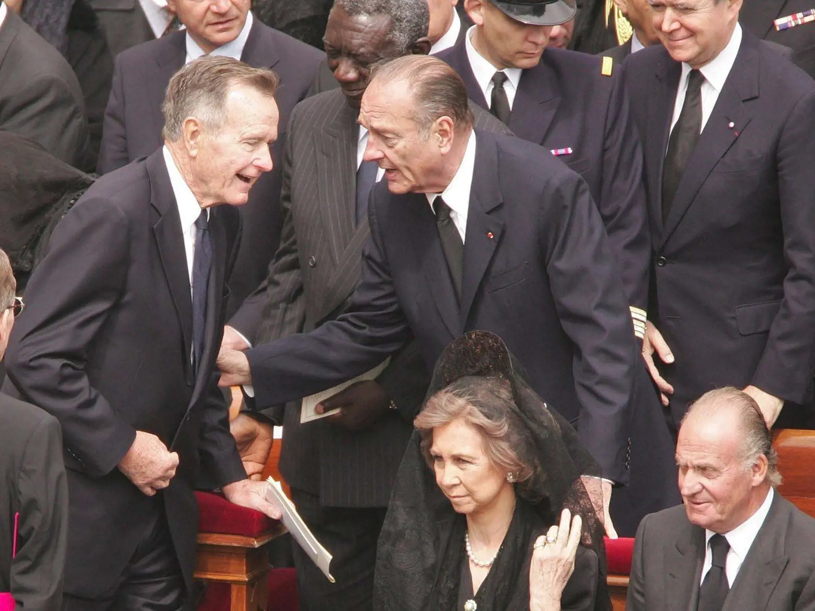 Jacques Chirac (vpravo) s už zosnulým americkým exprezidentom Georgeom Bushom starším.