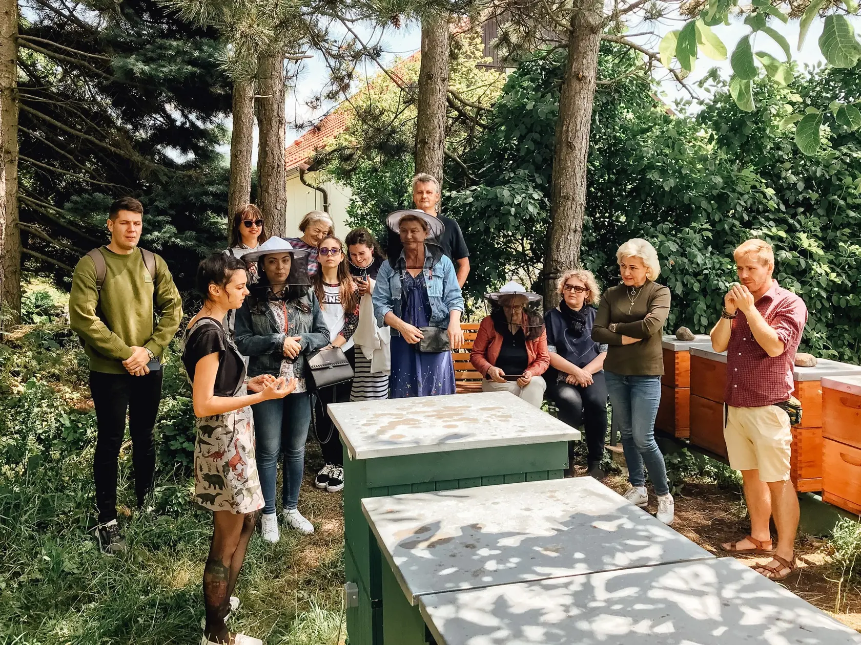 Spustil aj kurzy pre začínajúcich včelárov, kde celú svoju metodiku chovu včiel týmto začínajúcim včelárom odovzdáva.