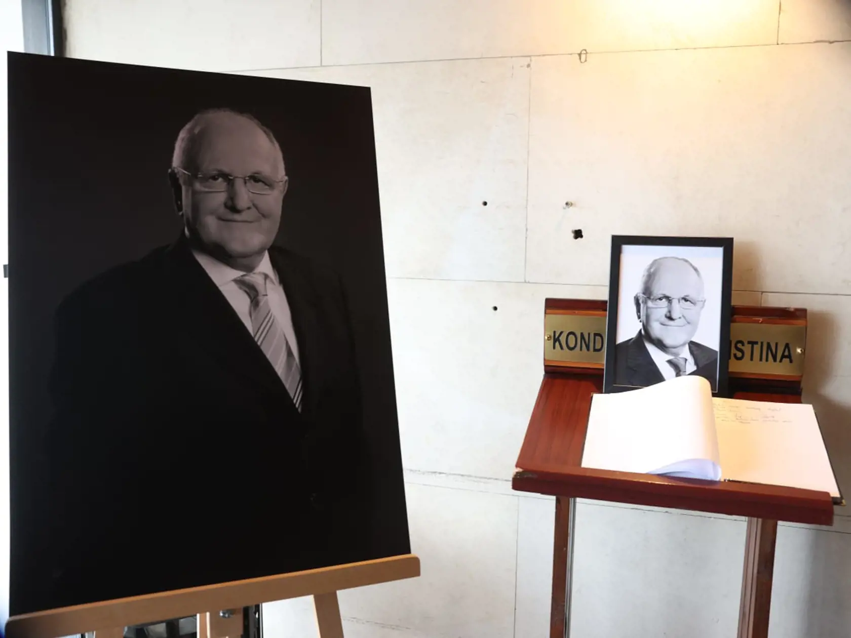 Pohreb Dušana Čaploviča v bratislavskom krematóriu. Rozlúčiť sa prišli priatelia, rodina a bývalí kolegovia.
