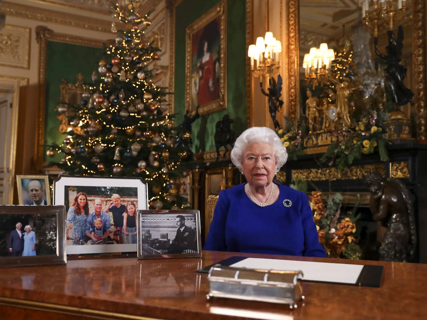 Alžbeta II. si na stôl nevystavila fotografiu Harryho, Meghan ani Archieho.