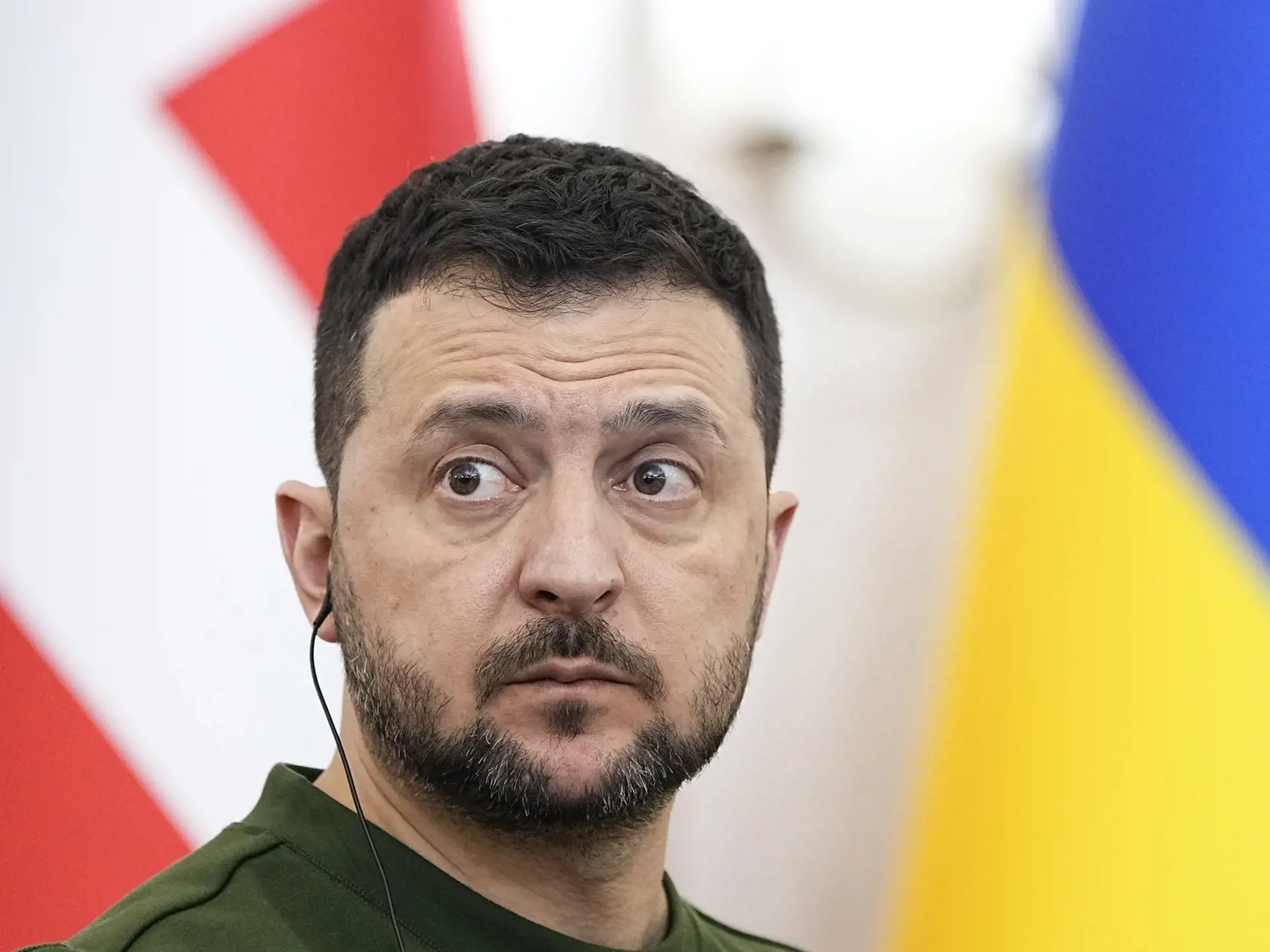 Ukrajinský prezident Volodymyr Zelenskyj počúva počas spoločnej tlačovej konferencie s dánskou premiérkou Mette Frederiksenovou v ukrajinskom meste Ľvov v piatok 23. februára 2024.