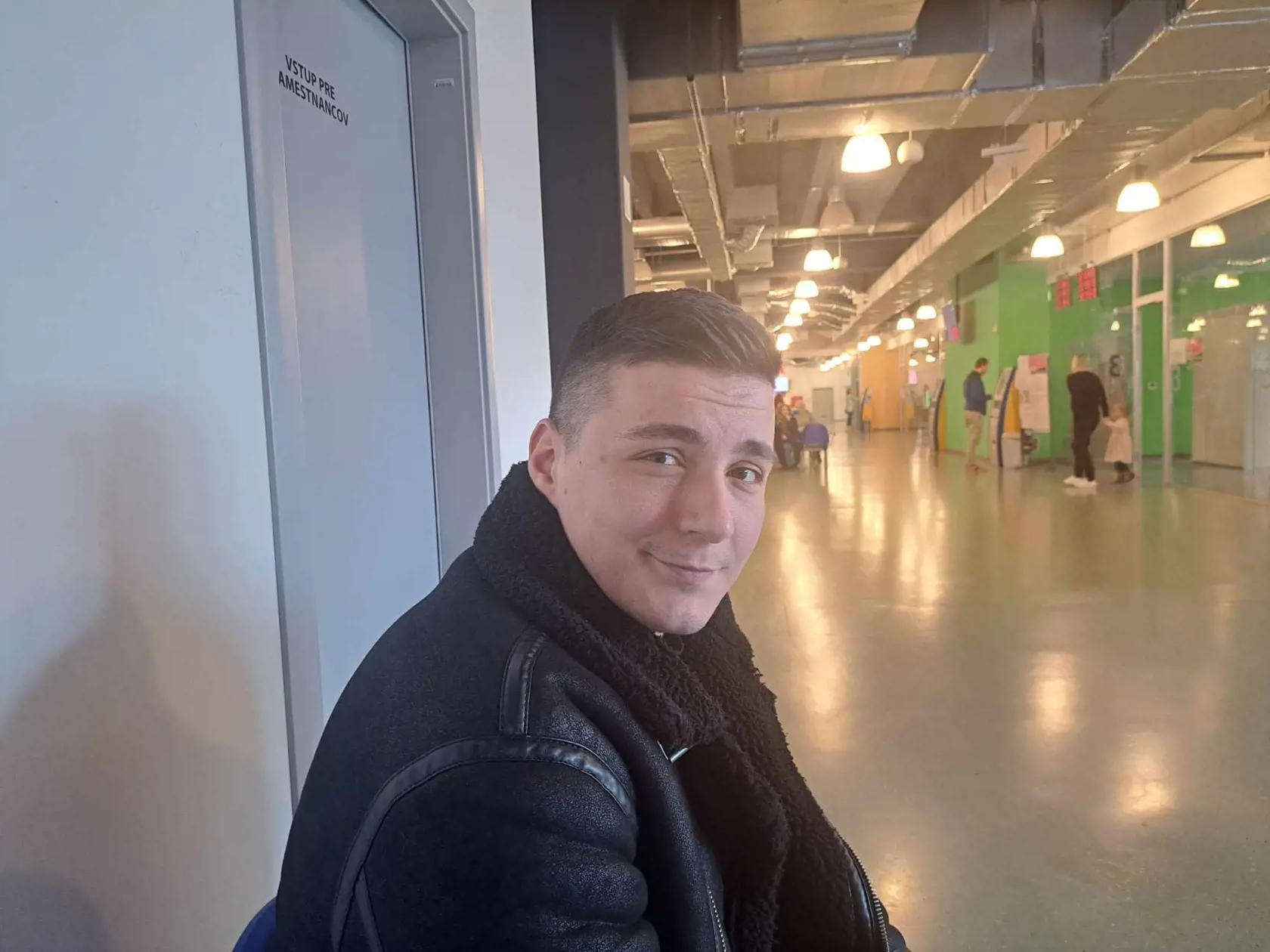 Damien (28) z Rakúska  - Čakám tu 2 hodiny, vybavujem si občiansky aj pas, neviem o tom, že sa budú zvyšovať poplatky.