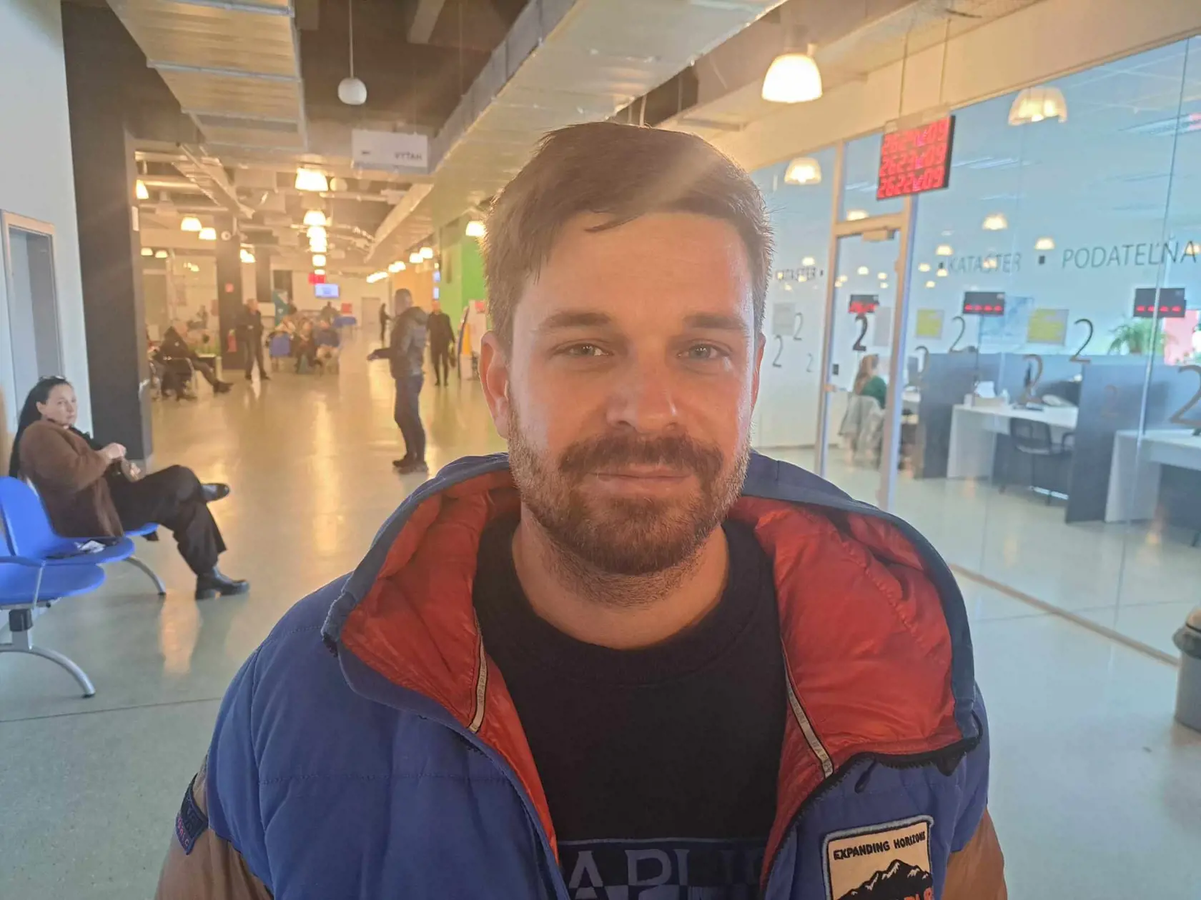 Tomáš (33) - Na vybavenie dokladov som čakal len asi 30 sekúnd, pretože sme mali rezerváciu. Viem o tom, že v apríli budú zvýšené poplatky, ale sme tu najmä preto, že deťom teraz končia pasy.
