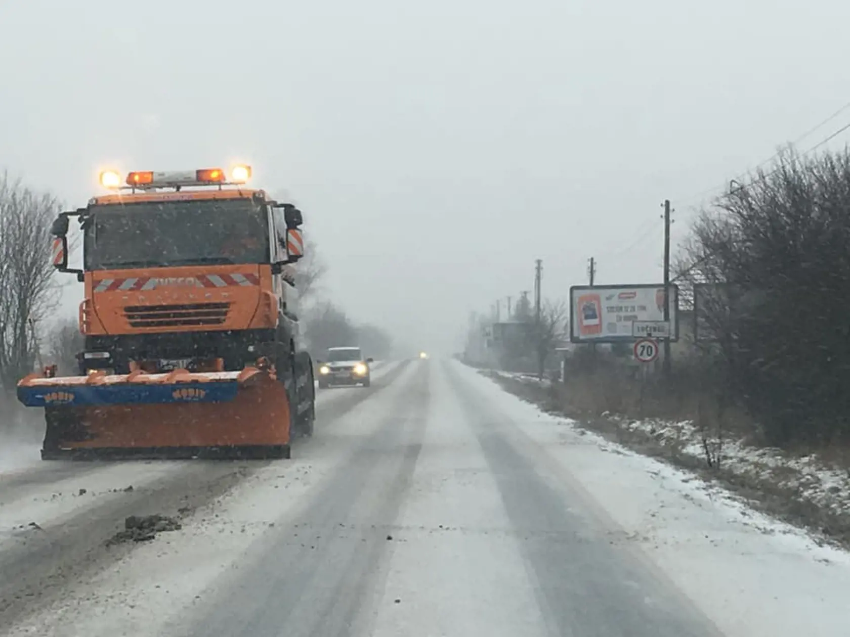 Sneh v utorok predpoludním dorazil aj do lučeneckého okresu.