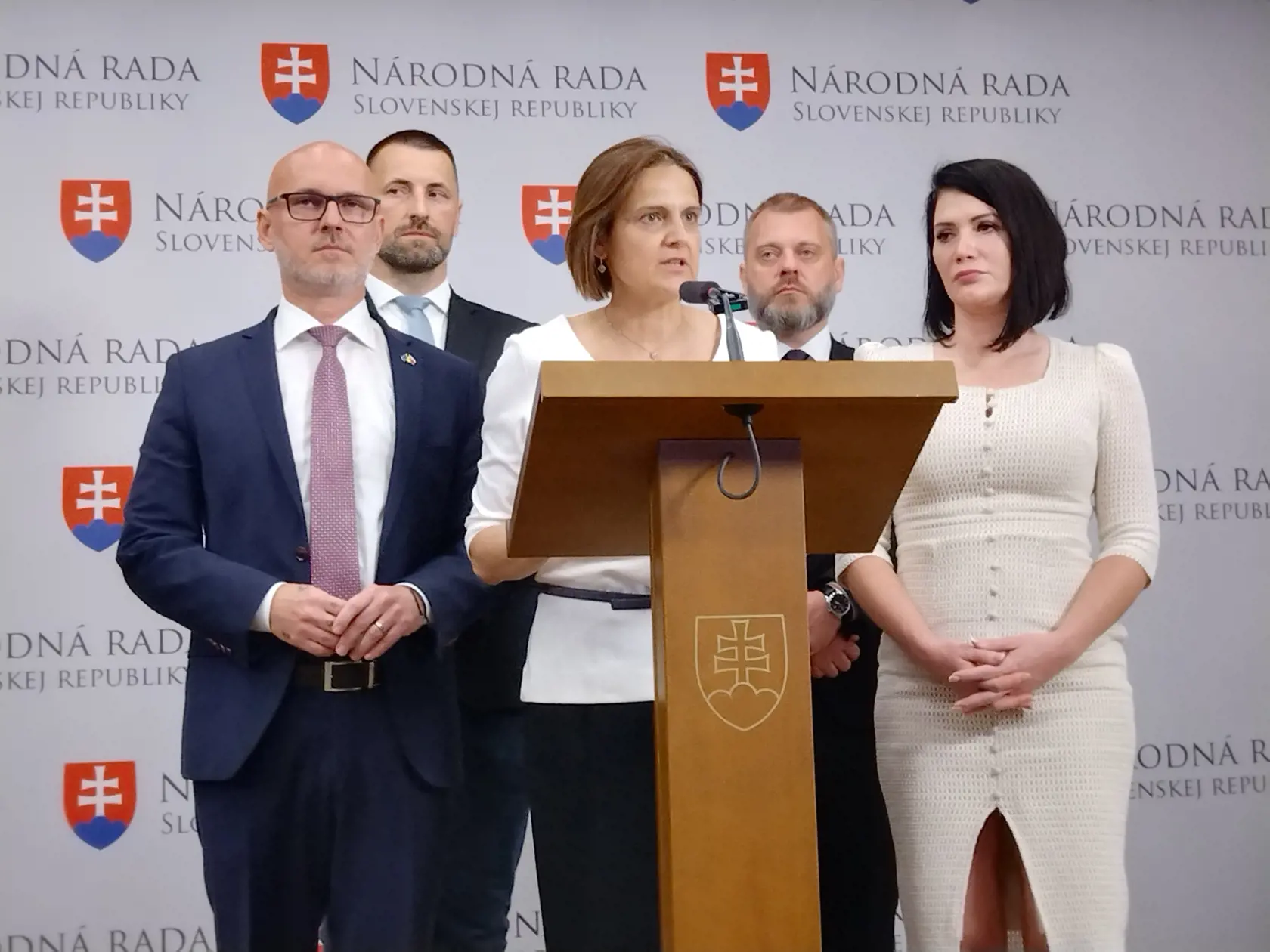 Na snímke zľava predseda SaS Branislav Gröhling, poslanec za SaS Marián Viskupič, poslankyňa za SaS a predsedníčka Osobitného kontrolného výboru NR SR na kontrolu činnosti SIS Mária Kolíková, poslanec za SaS Juraj Krúpa a poslankyňa za SaS Jana Bittó Cigániková počas tlačovej konferencie na tému reakcia na odvolanie členov Súdnej rady, odloženie voľby kandidáta na ÚS a reakcia na avizované odvolávanie predsedníčky Osobitného kontrolného výboru NR SR na kontrolu činnosti SIS. Bratislava, 2. mája 