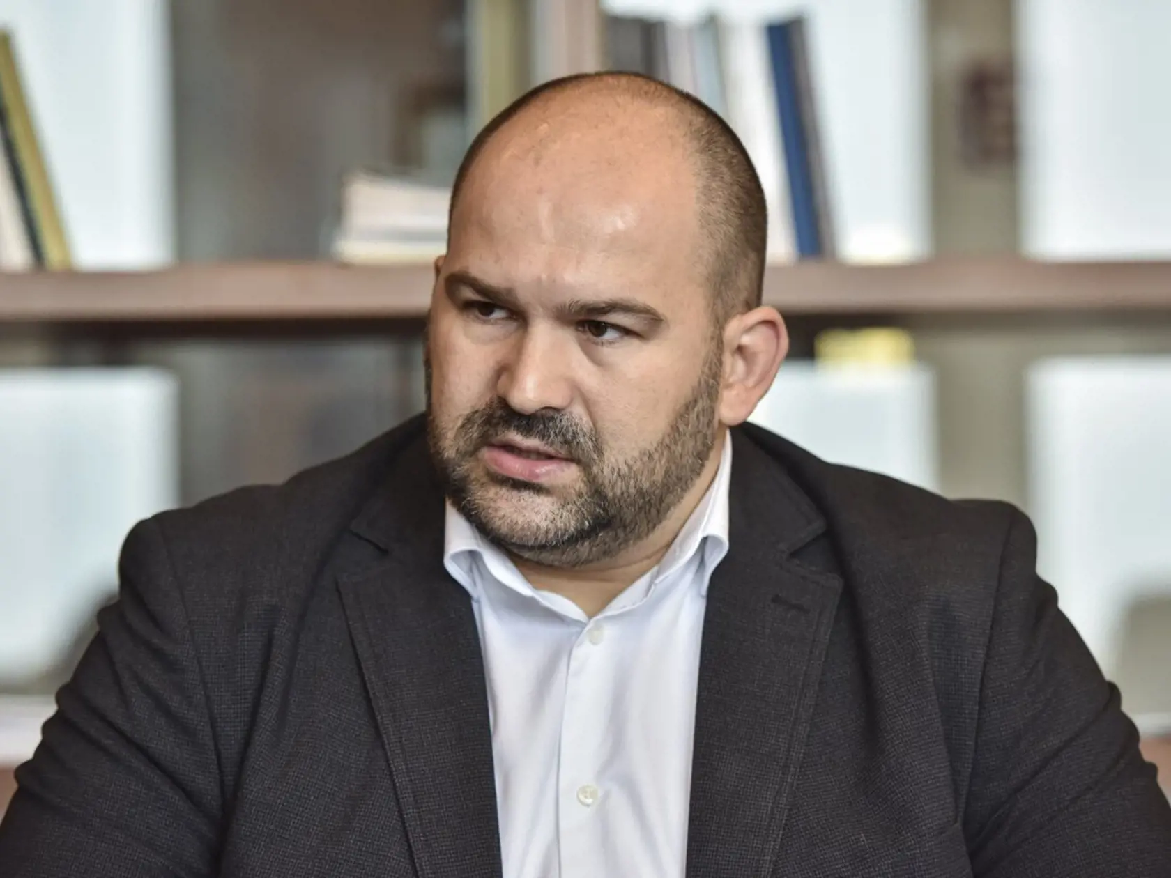 Peter Pčolinský odišiel z hnutia Sme rodina. Teraz za peniaze zverejňuje súkromné fotky a videá politických exkolegov.