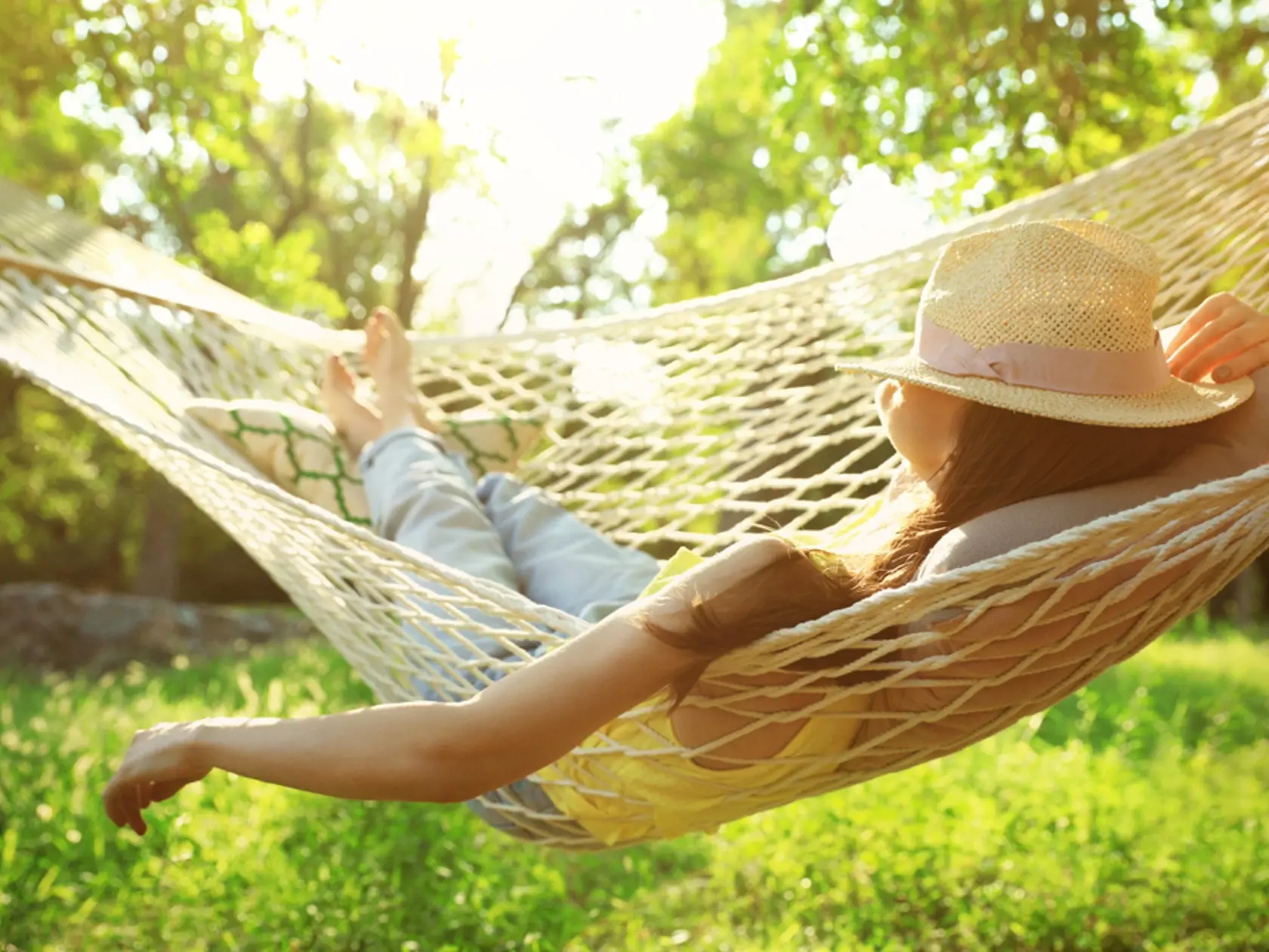 Letné počasie si vyžaduje relax i ľahký jedálniček. Horúčavy sú nebezpečné najmä pre deti, starších a chorých.