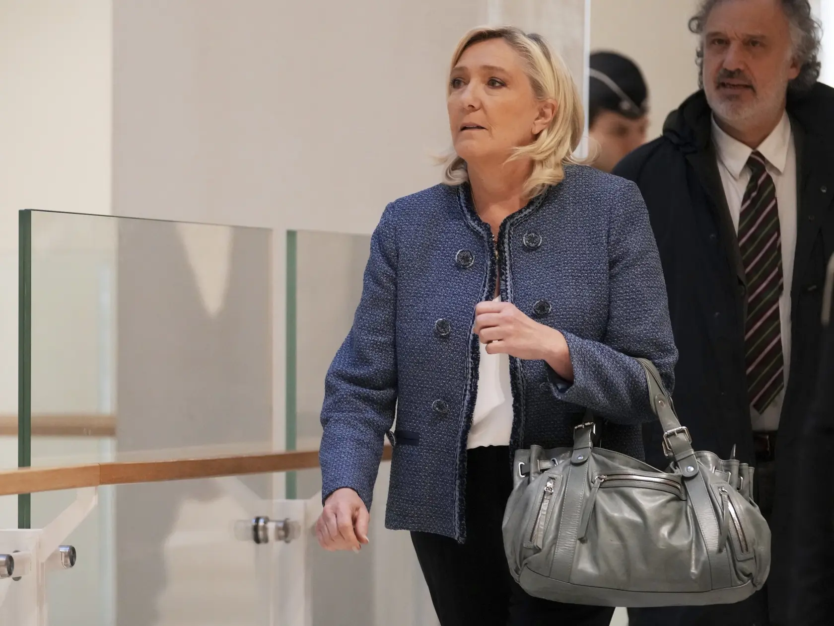 Na snímke predsedníčka Národného združenia (RN) Marine Le Penová prichádza na súd, ktorý by mal vyniesť rozsudok v prípade sprenevery finančných prostriedkov Európskeho parlamentu v Paríži 31. marca 2025.