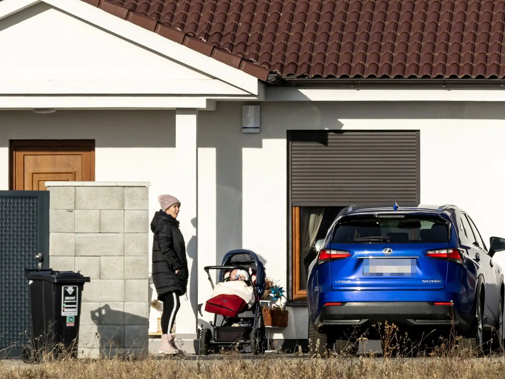 13. január 2024, Kvetoslavov: Lucia Barmošová pristihnutá pred jej domom – sama s dcérkou.