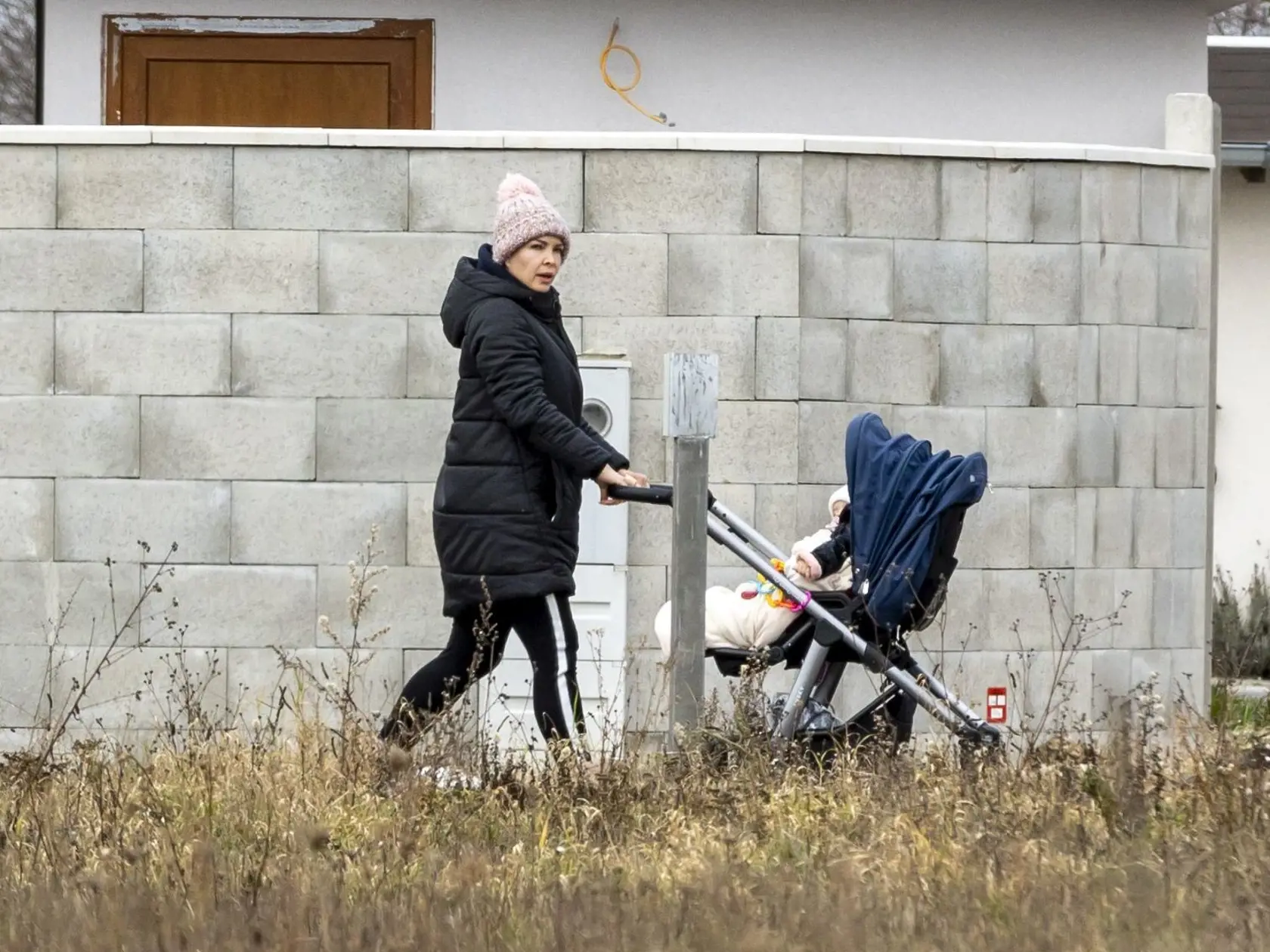 5. január 2024, Kvetoslavov: Lucia Barmošová pristihnutá v okolí jej domu – sama s dcérkou.