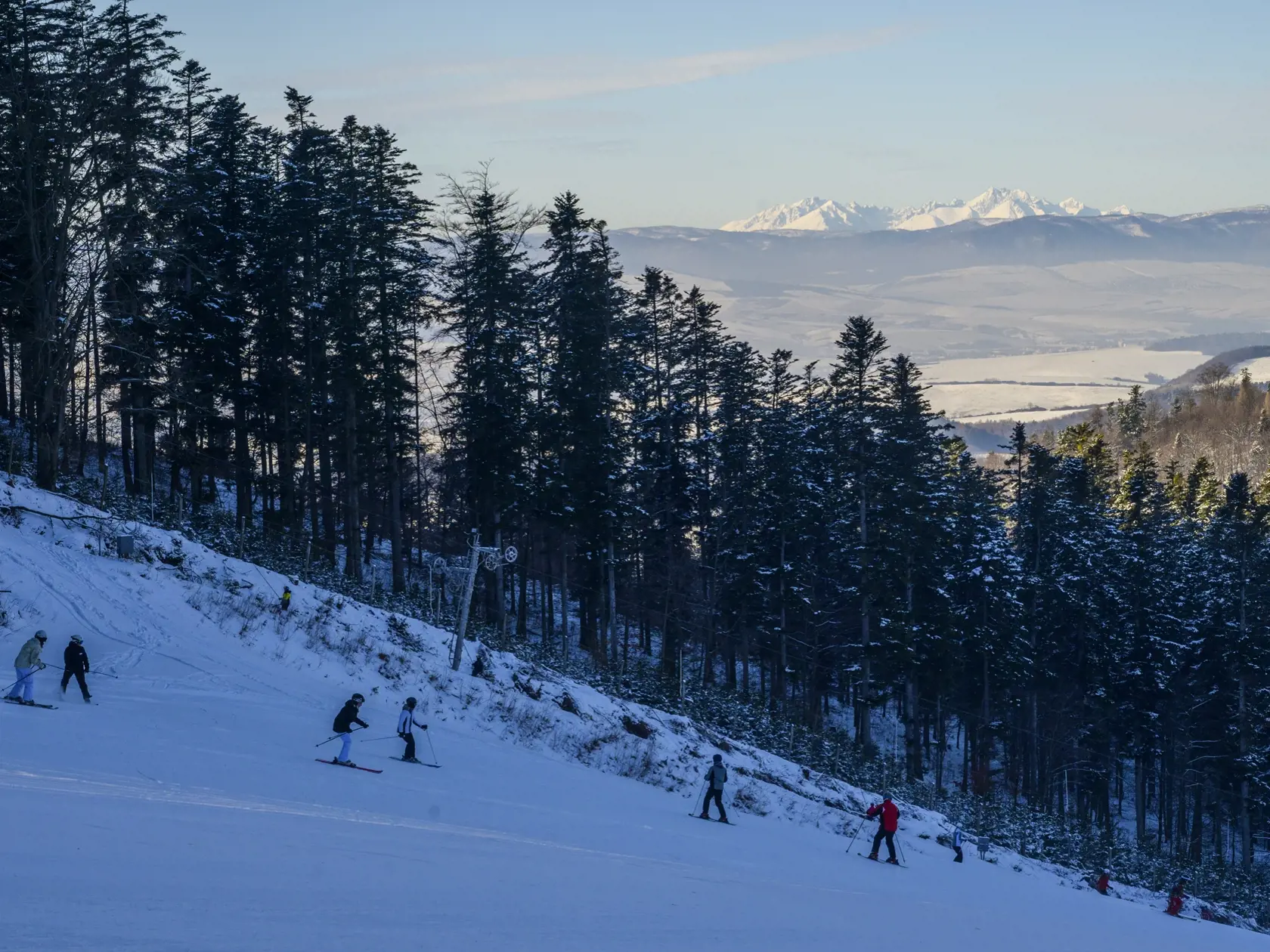 Na snímke výhľad z vrchnej časti svahu na Vysoké Tatry v lyžiarskom stredisku Drienica 14. januára 2025.