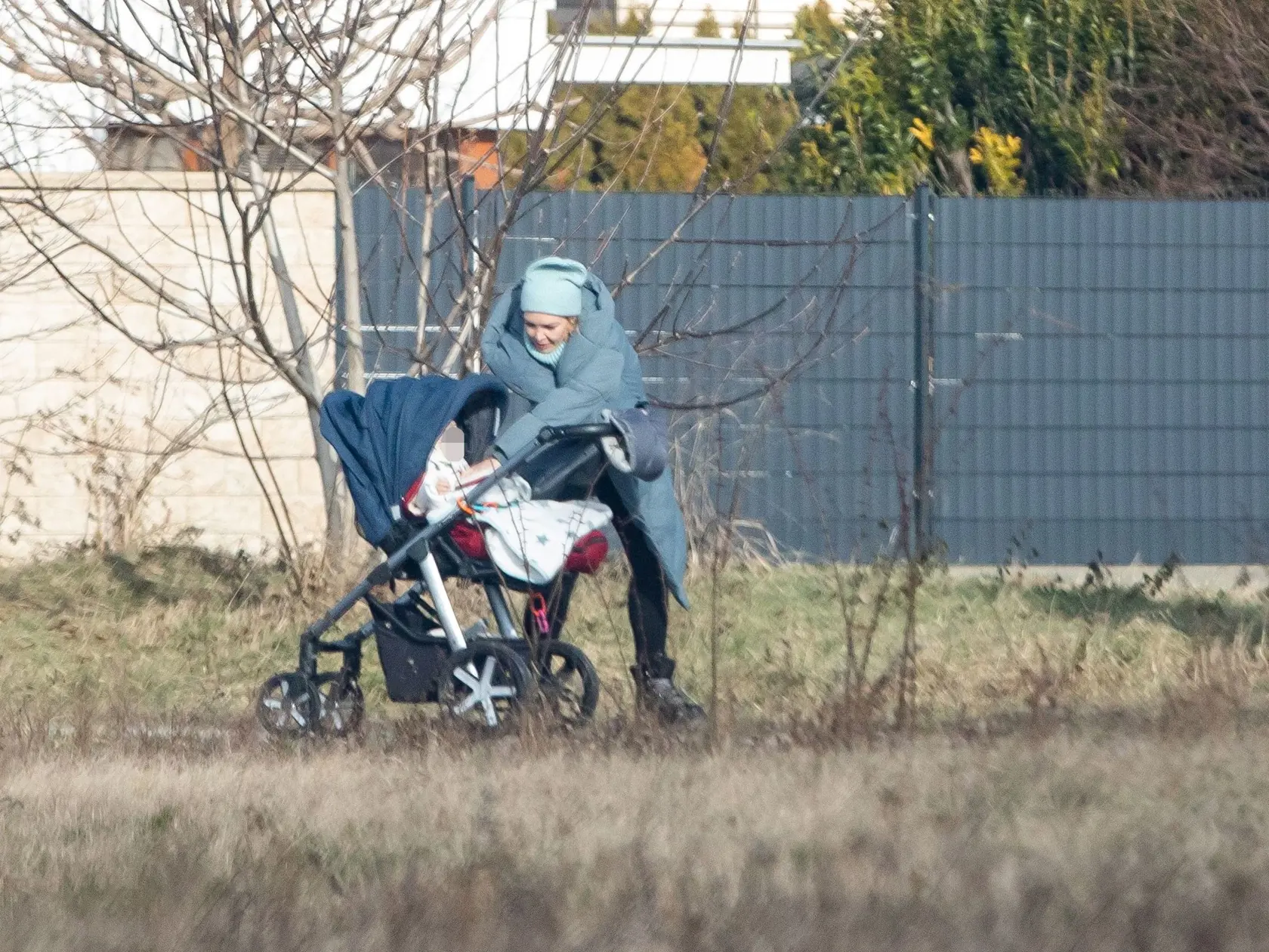 13. január 2024, Kvetoslavov: Lucia Barmošová počas kočíkovania dcérky Dianky. O malú princezničku sa poctivo starala, aby jej nebolo zima.
