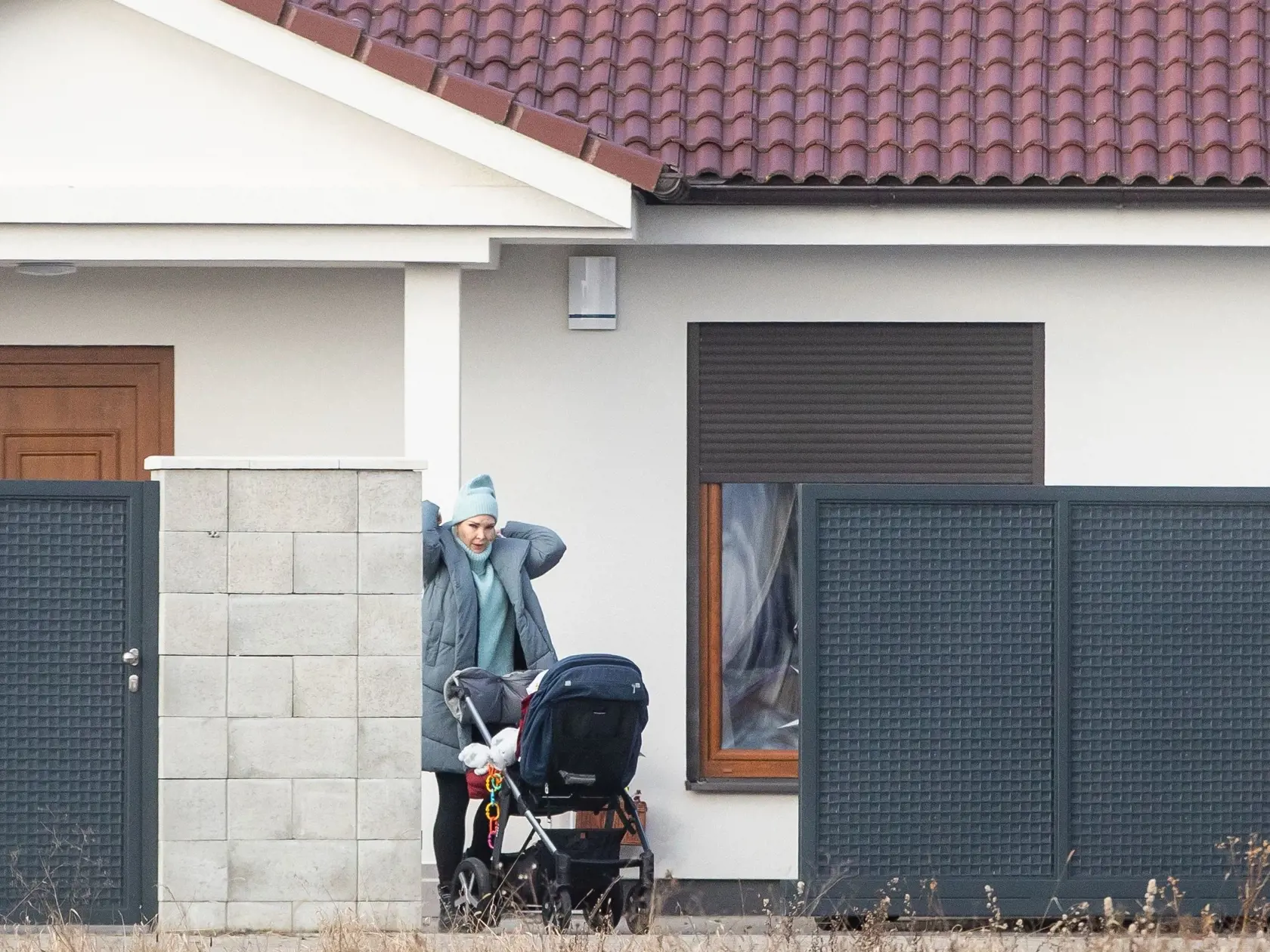 13. január 2024, Kvetoslavov: Posledné úpravy bundy a ide sa kočíkovať. A znova sama.