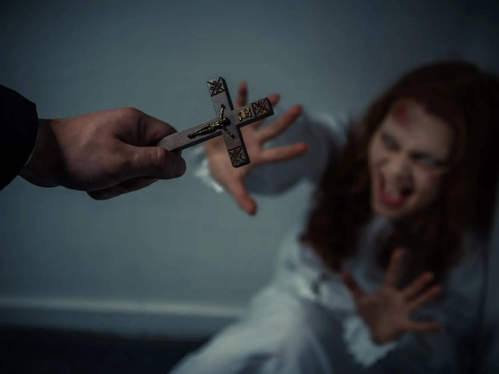 Teta Harriet sa mala zaoberať špiritizmom a okultizmom. Darovala chlapcovi tabuľku Ouija a učila ho, ako vyvolávať duchov. Krátko nato ale zomrela, čo sa mladého Rolanda veľmi dotklo. Možno sa pokúšal skontaktovať s duchom tety Harriet, ale miesto toho sa stalo čosi iné a začali sa chlapcove problémy.