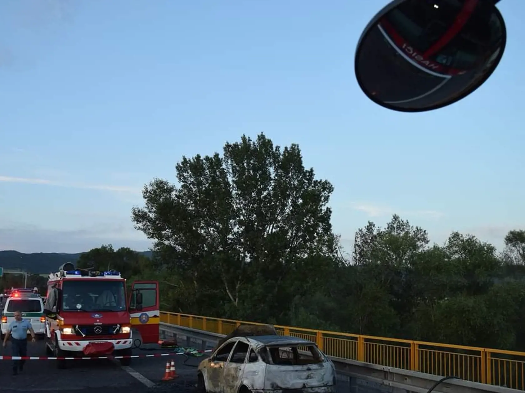 Kamión nabúral do áut stojacich pri krajnici.